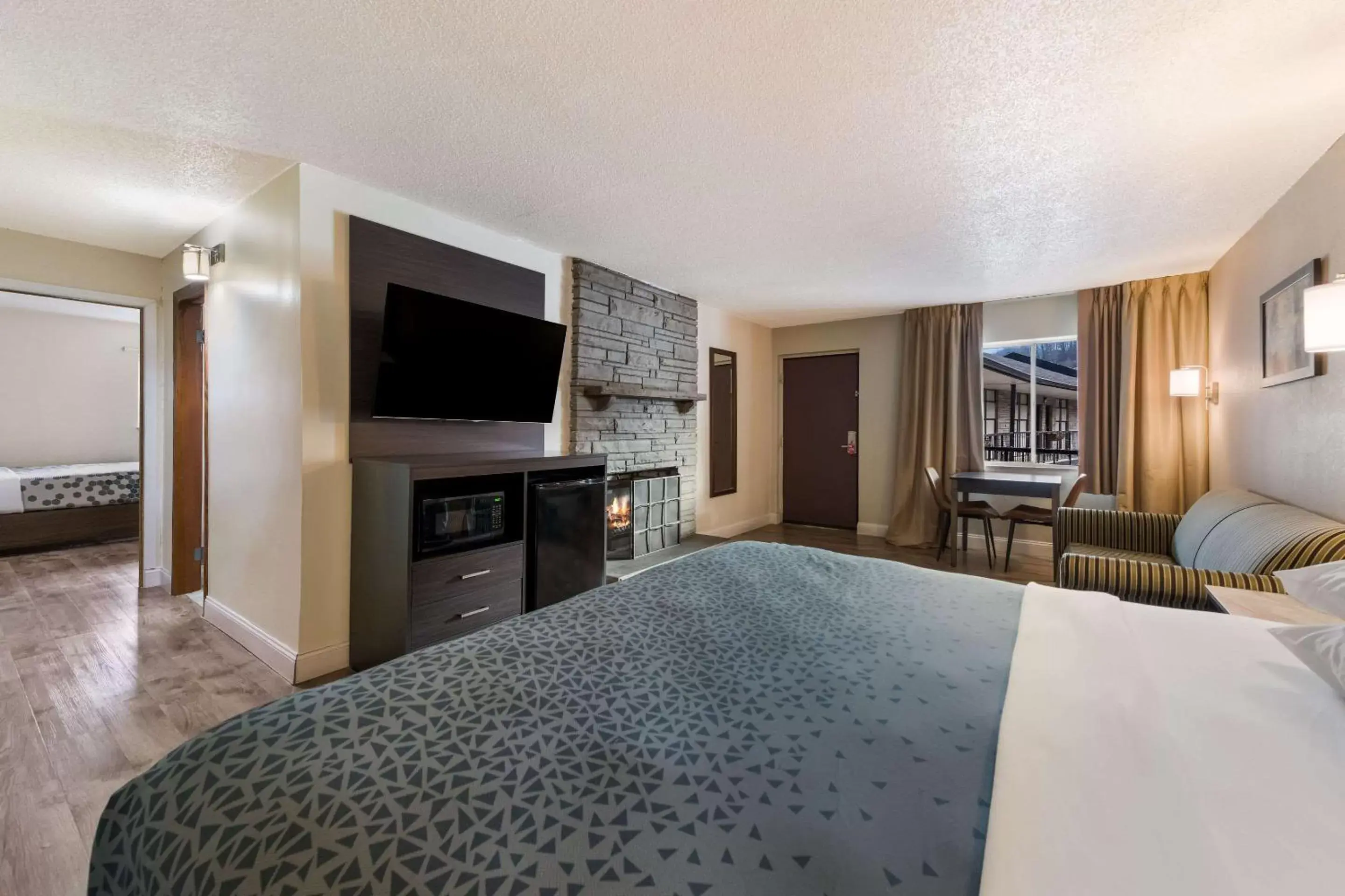 Bedroom, TV/Entertainment Center in Econo Lodge Inn & Suites on the River