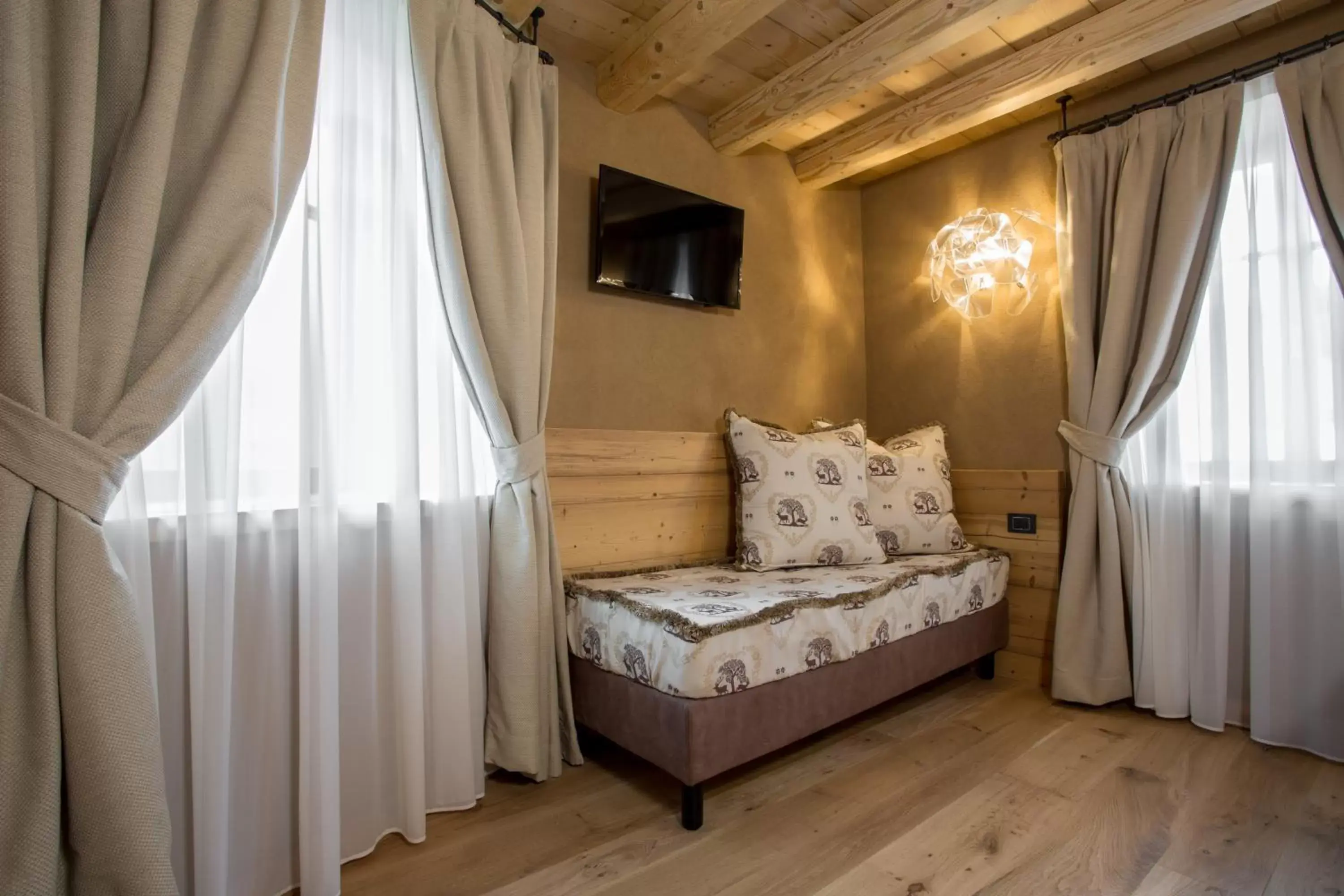 Seating area, Bed in Hotel Orso Grigio