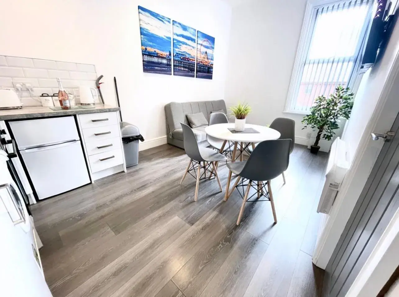 Bedroom, Dining Area in Albert Luxury Hottub and Jacuzzi Apartments