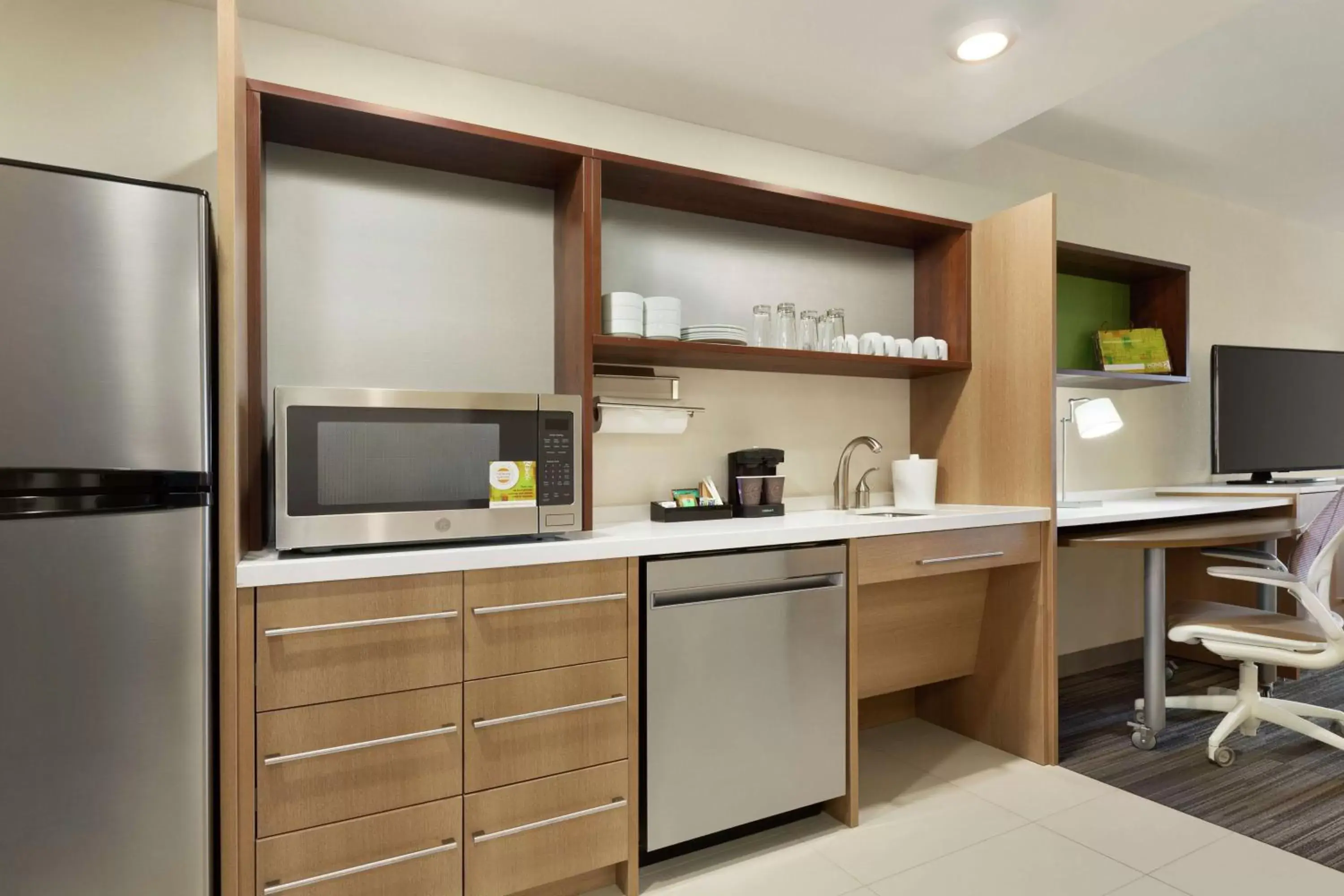 Bedroom, Kitchen/Kitchenette in Home2 Suites By Hilton Portland Airport