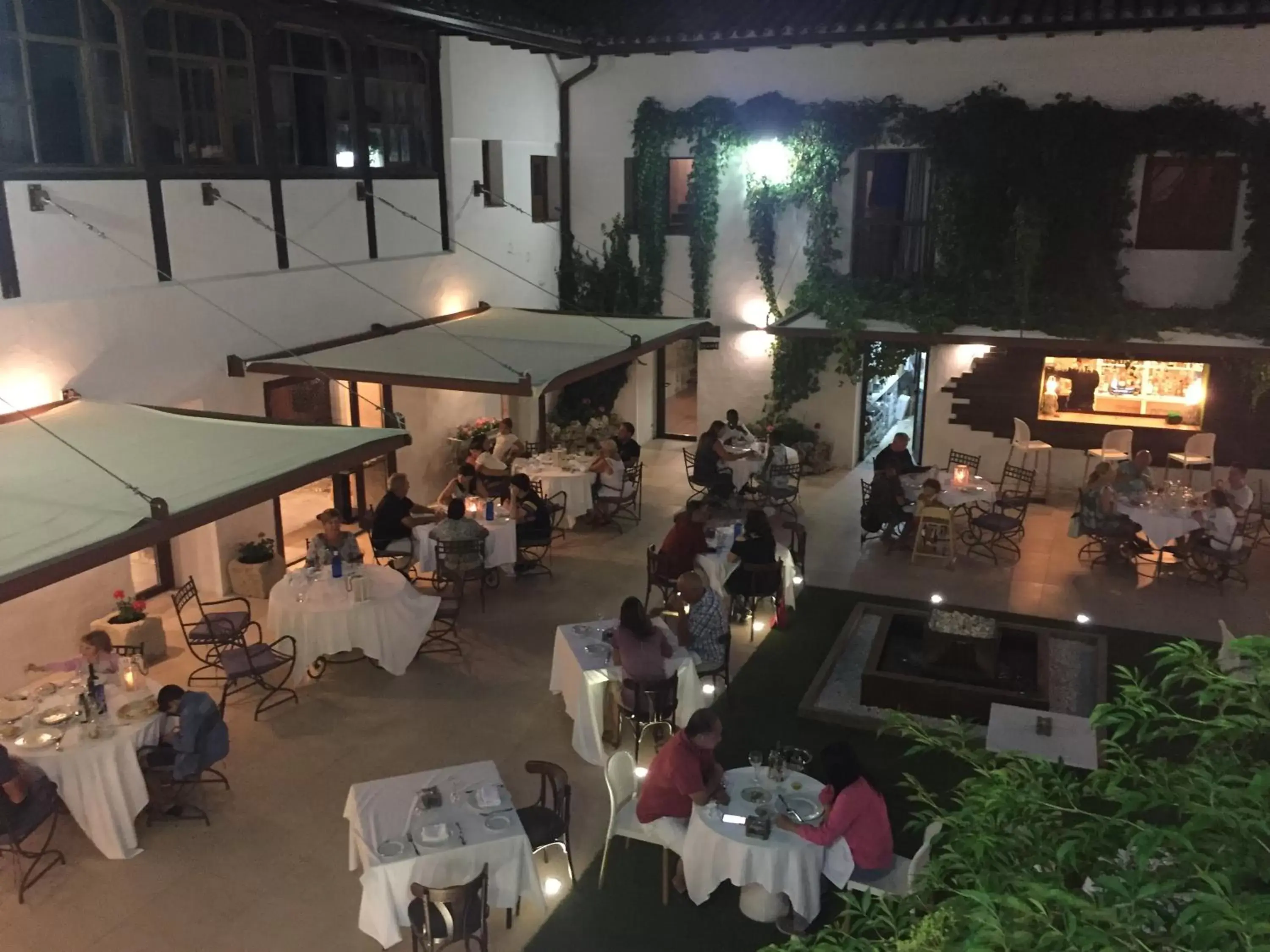 Restaurant/Places to Eat in Hotel Resort Cueva del Fraile
