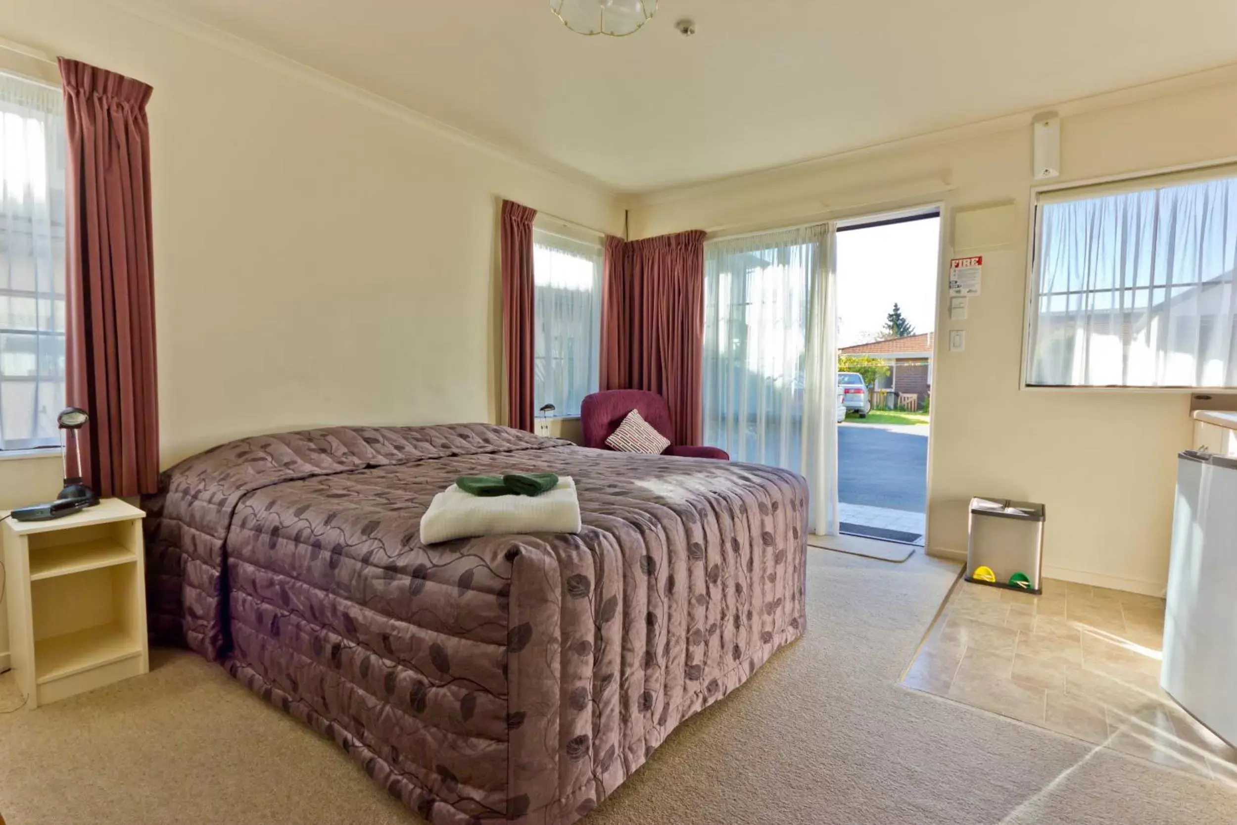 Bedroom in Arrow Motel Apartments