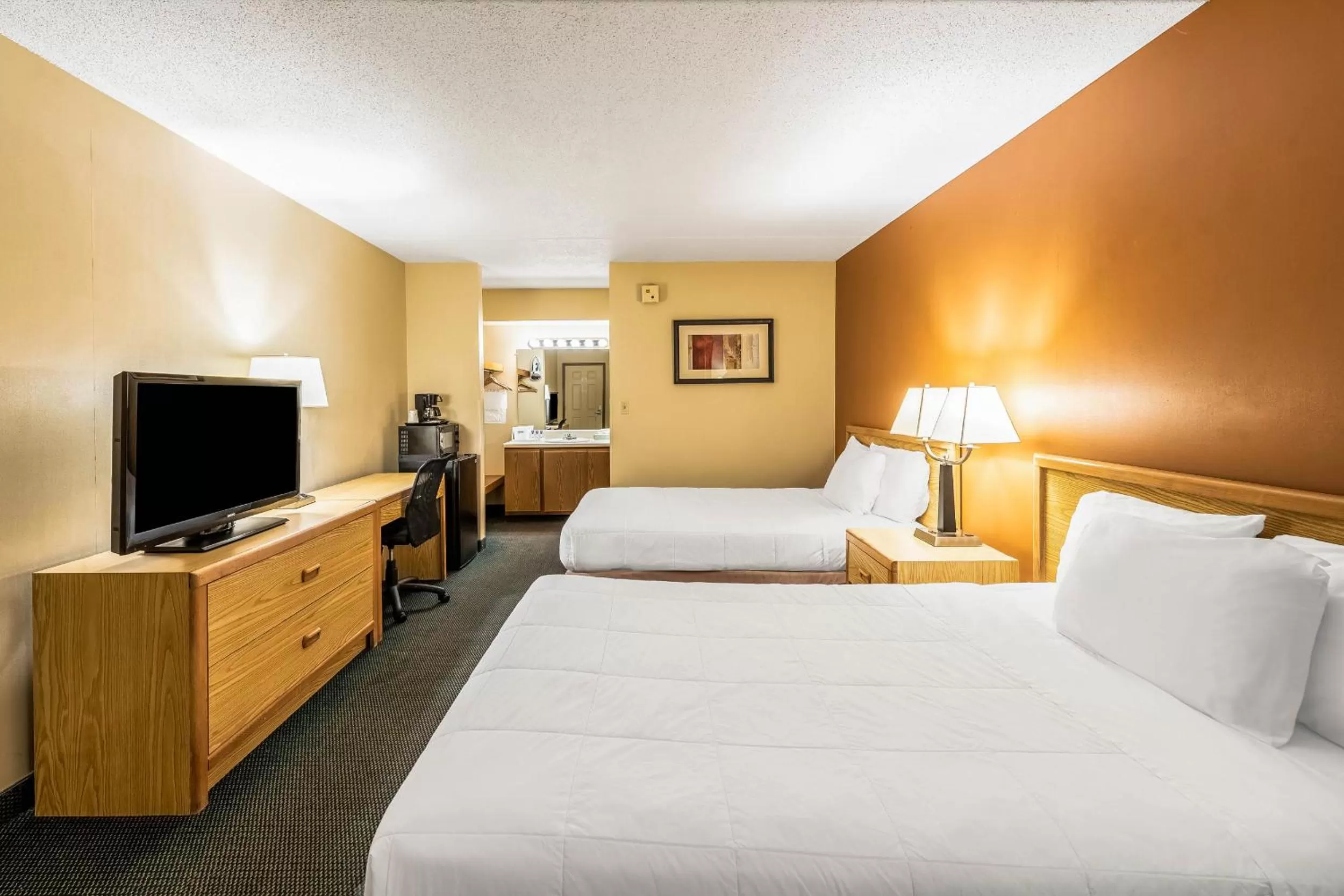 Bed in Americas Best Value Inn St. Marys