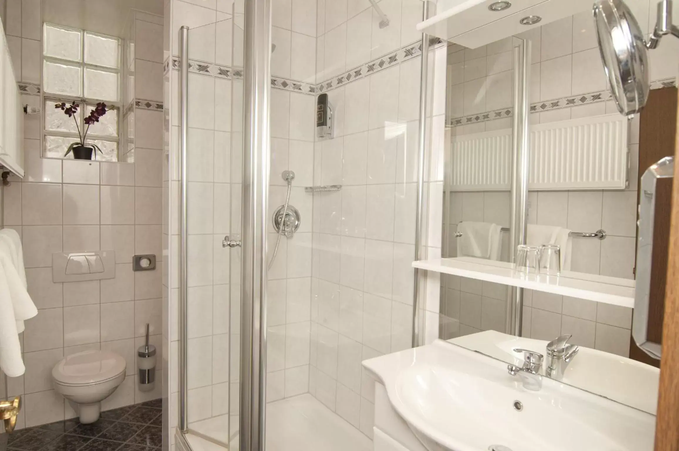 Shower, Bathroom in Hotel West an der Bockenheimer Warte