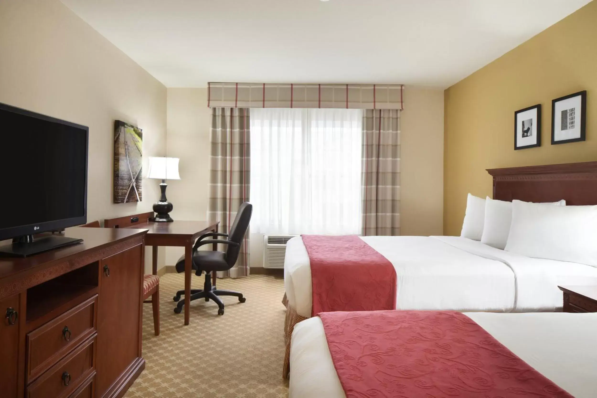 Bed in Country Inn & Suites by Radisson, Champaign North, IL