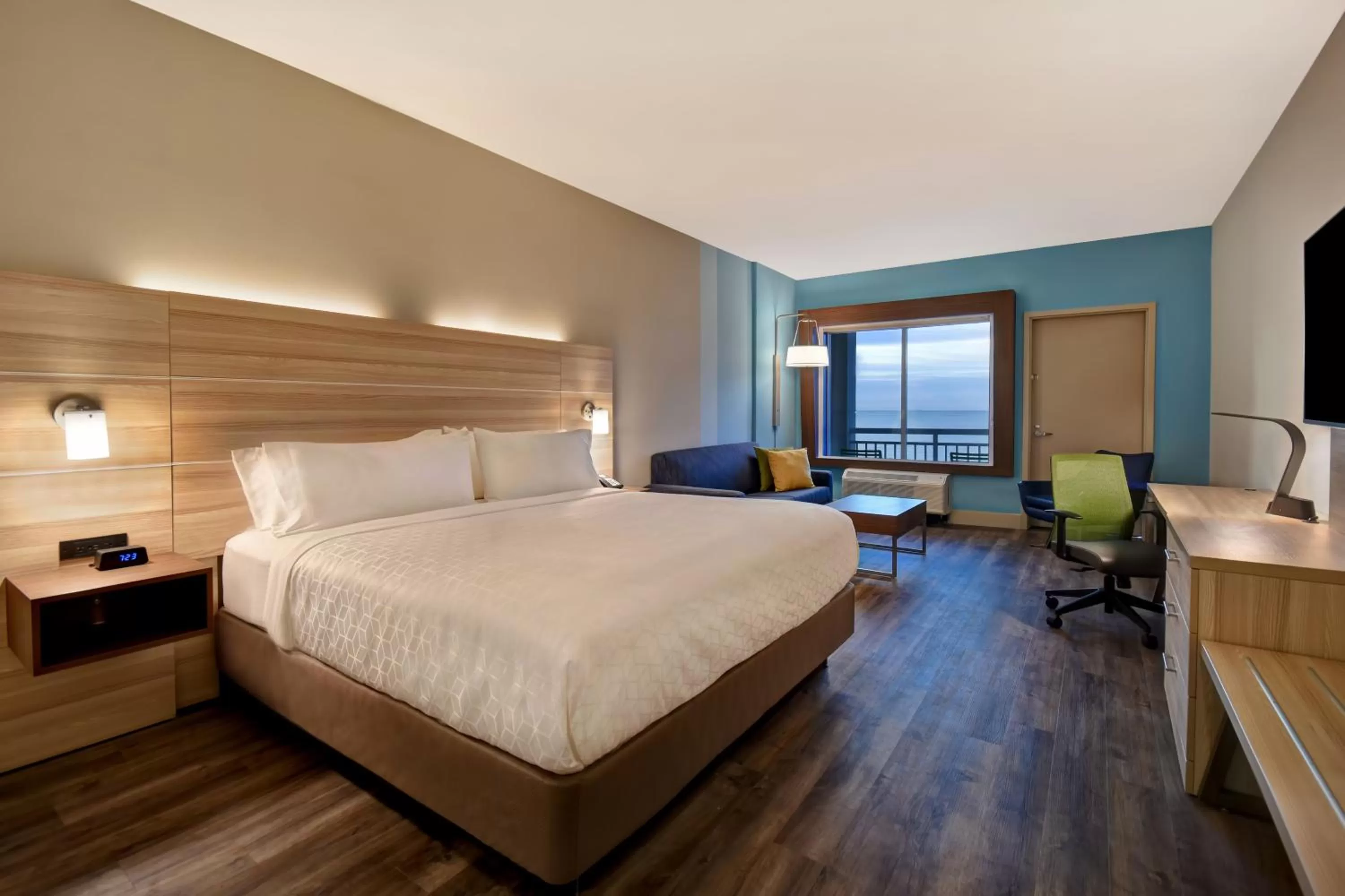 Photo of the whole room, Bed in Holiday Inn Express & Suites - Galveston Beach by IHG