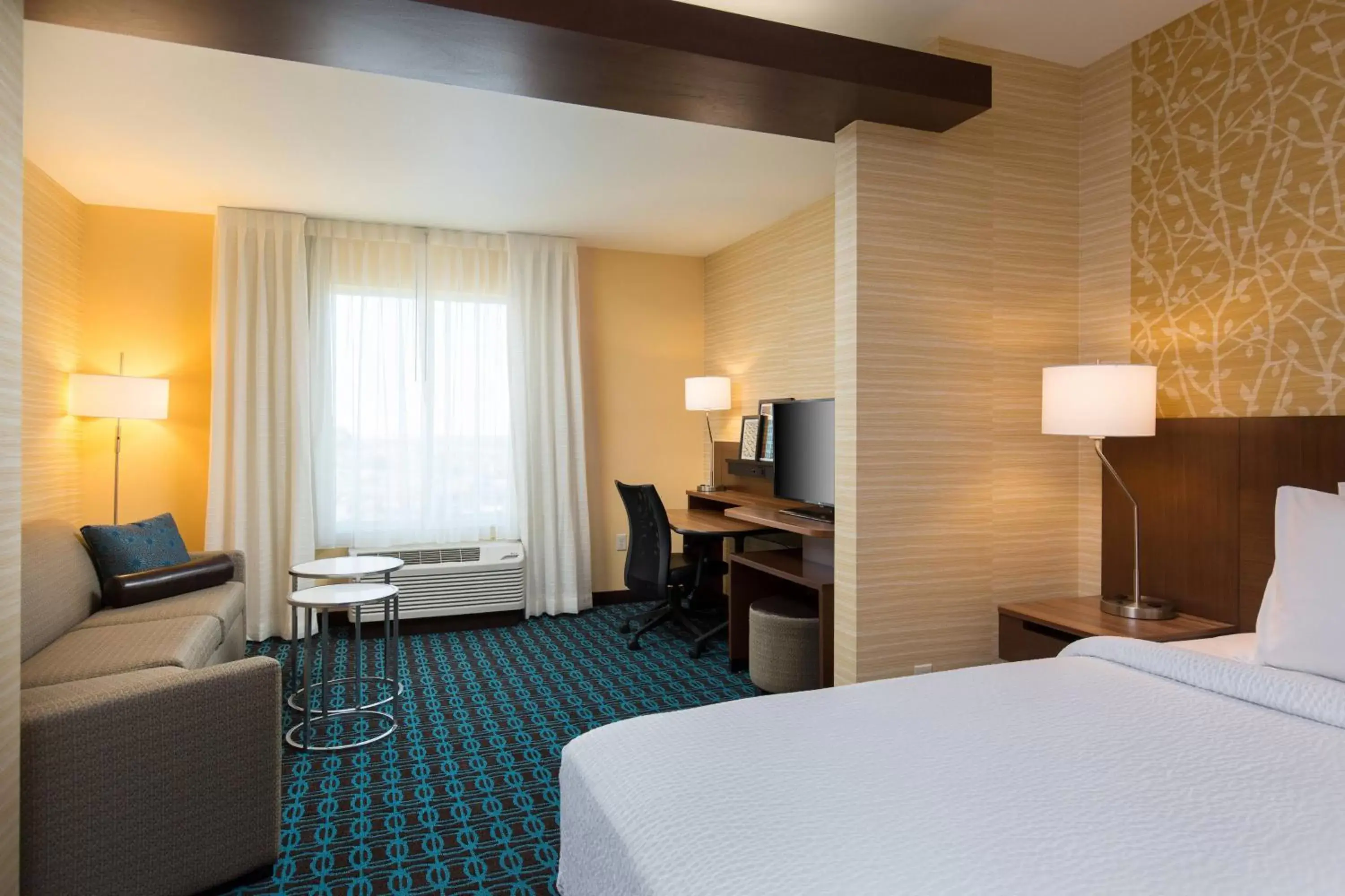 Living room, Bed in Fairfield Inn & Suites by Marriott Sacramento Folsom