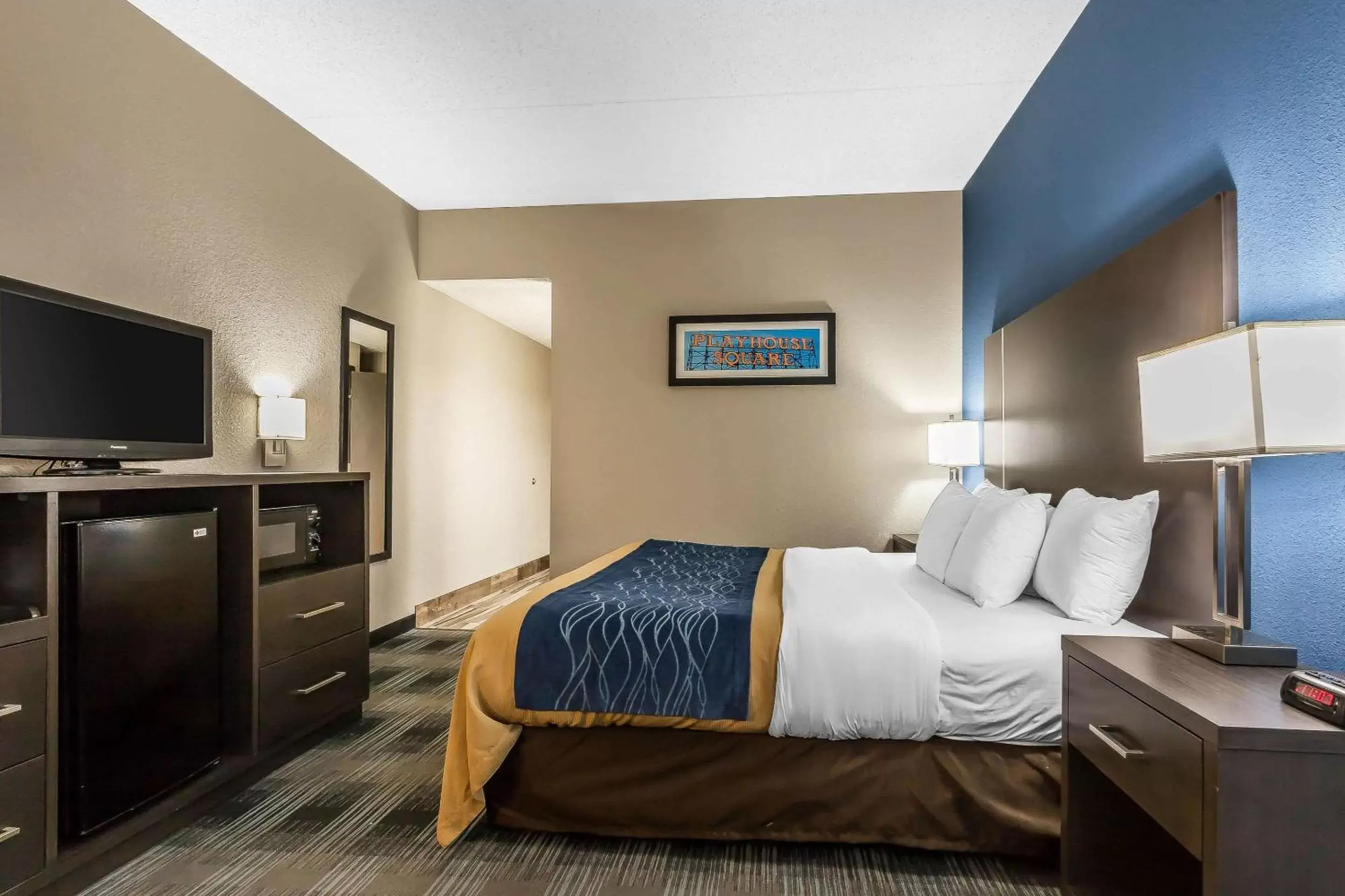 Photo of the whole room, Bed in Comfort Inn Cleveland Airport