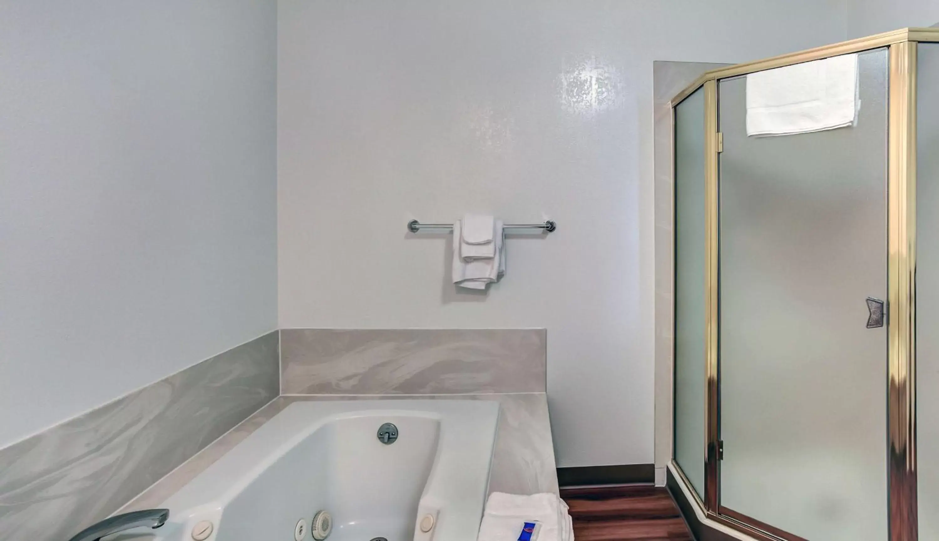 Hot Tub, Bathroom in Motel 6-Coos Bay, OR