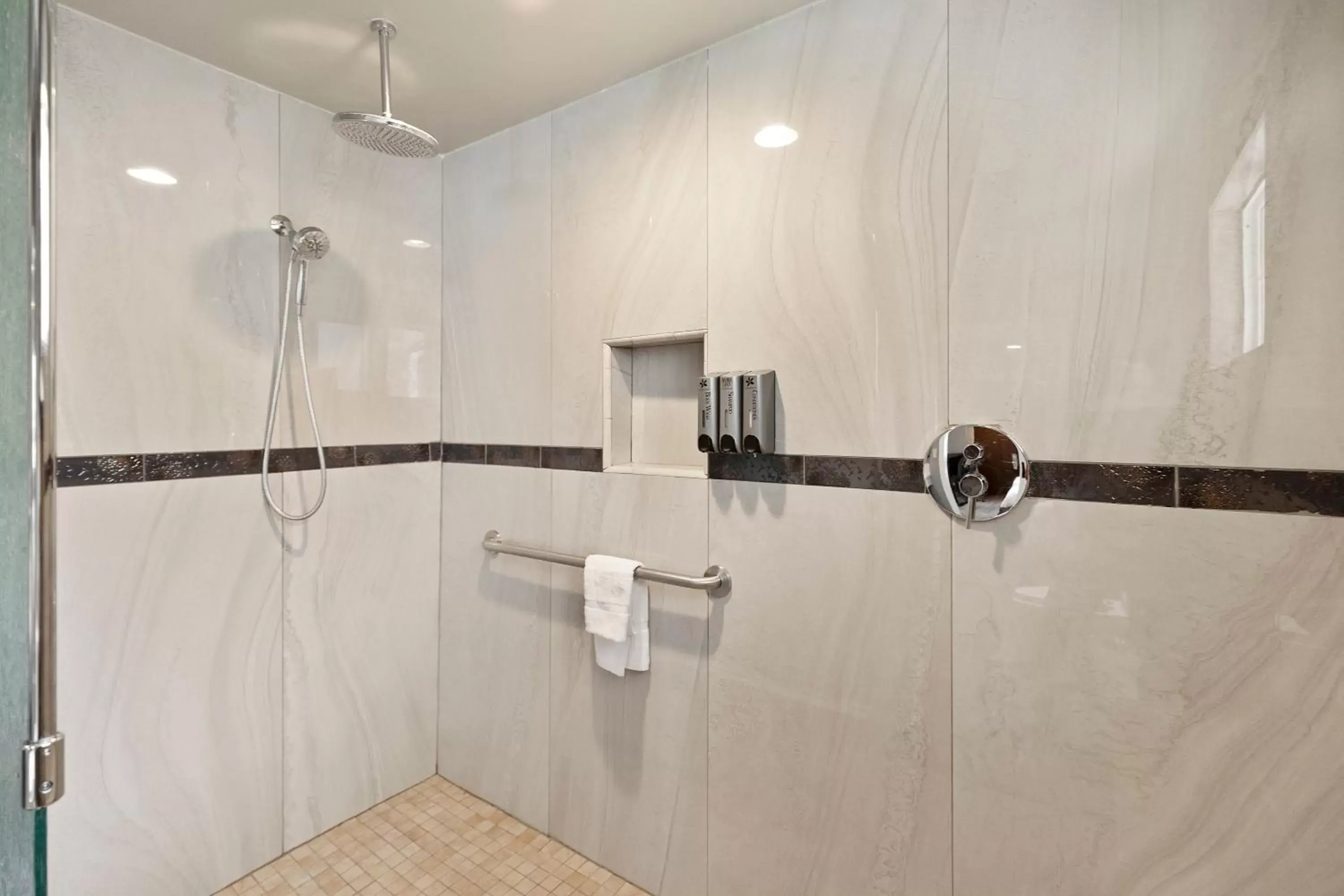 Shower, Bathroom in Le Blanc Inn & Suites