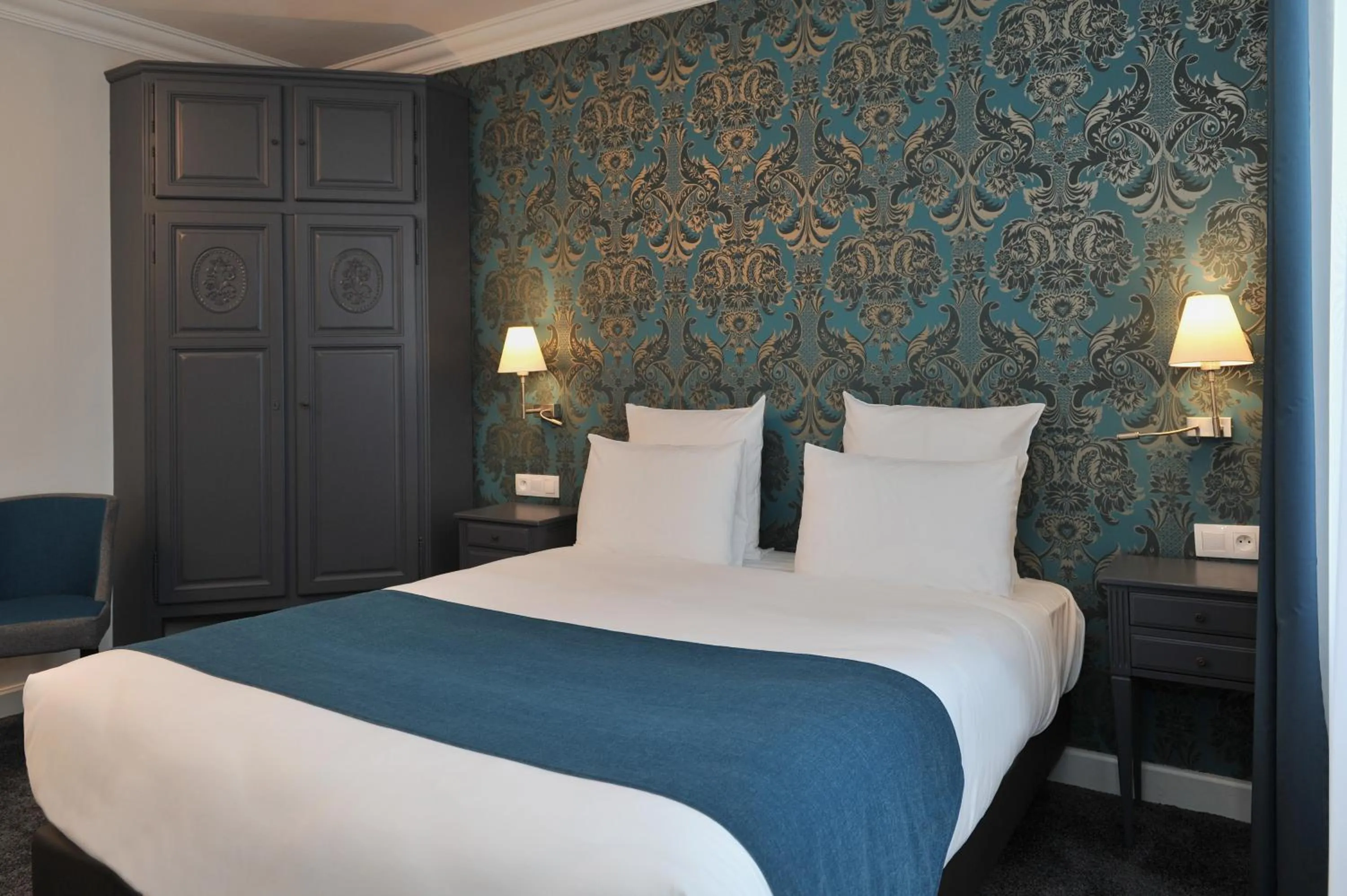 Bed in Mercure Paris Saint Cloud Hippodrome