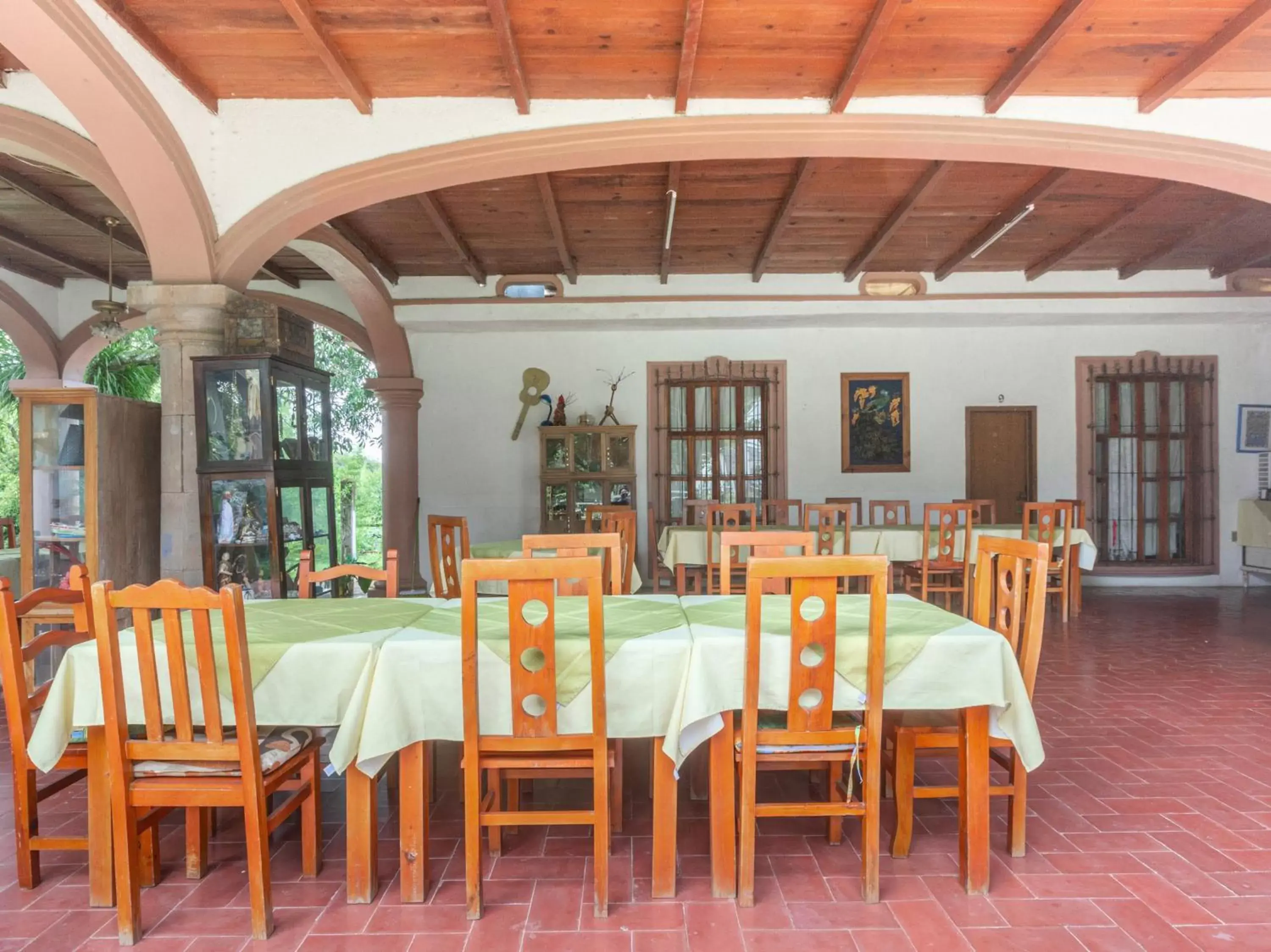 Restaurant/Places to Eat in Rancho Hotel El Carmen