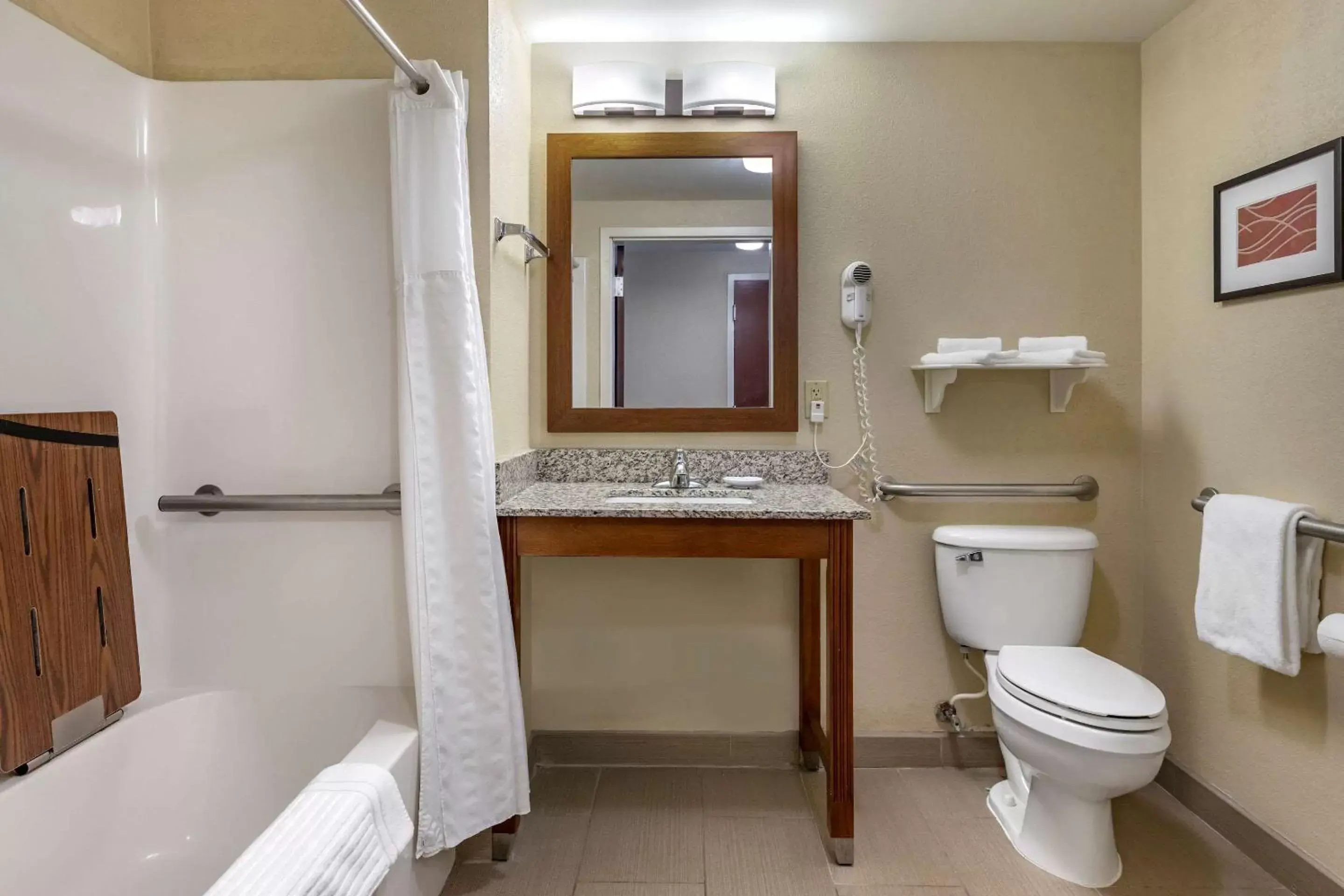 Bathroom in Comfort Inn Warren