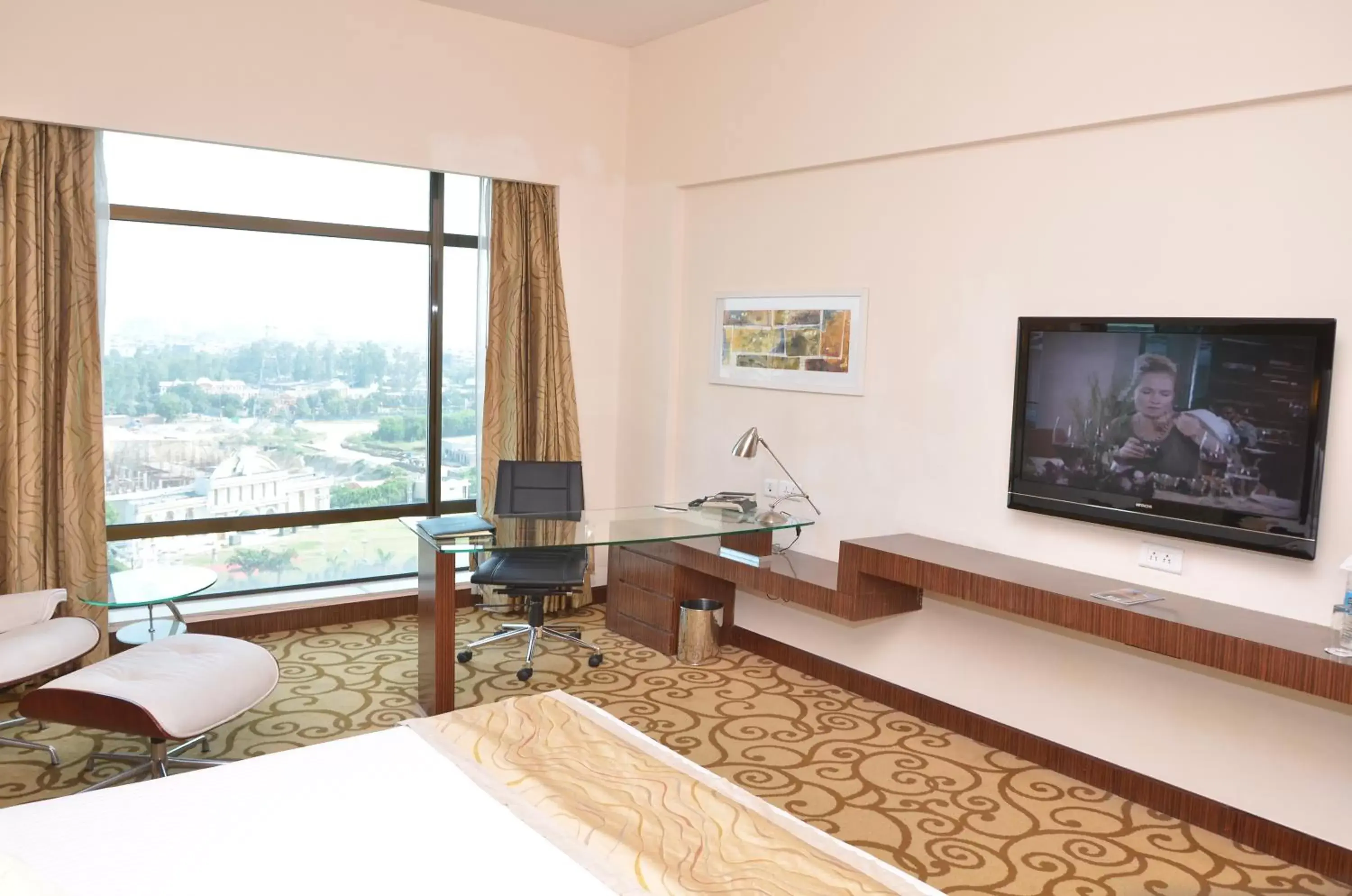 Bedroom, TV/Entertainment Center in Country Inn & Suites By Radisson, Sahibabad