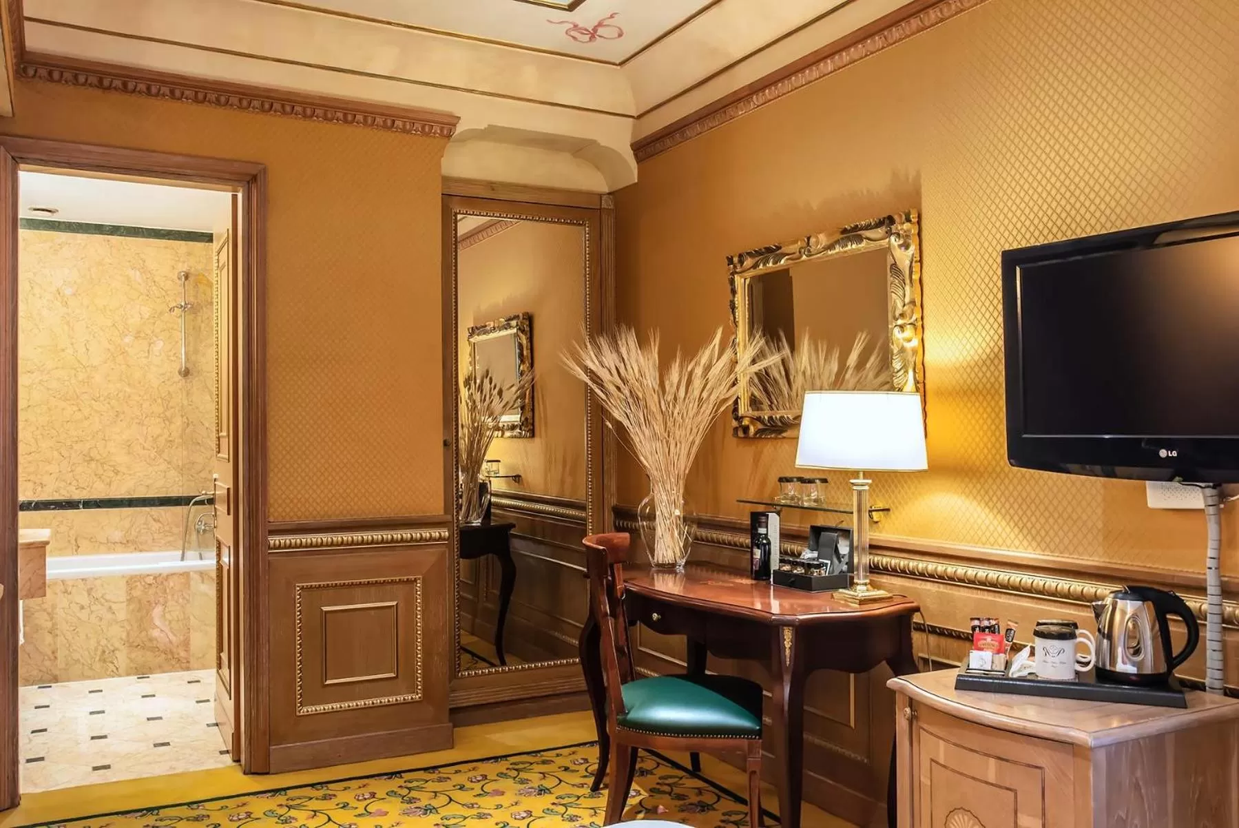 Coffee/tea facilities in River Palace Hotel