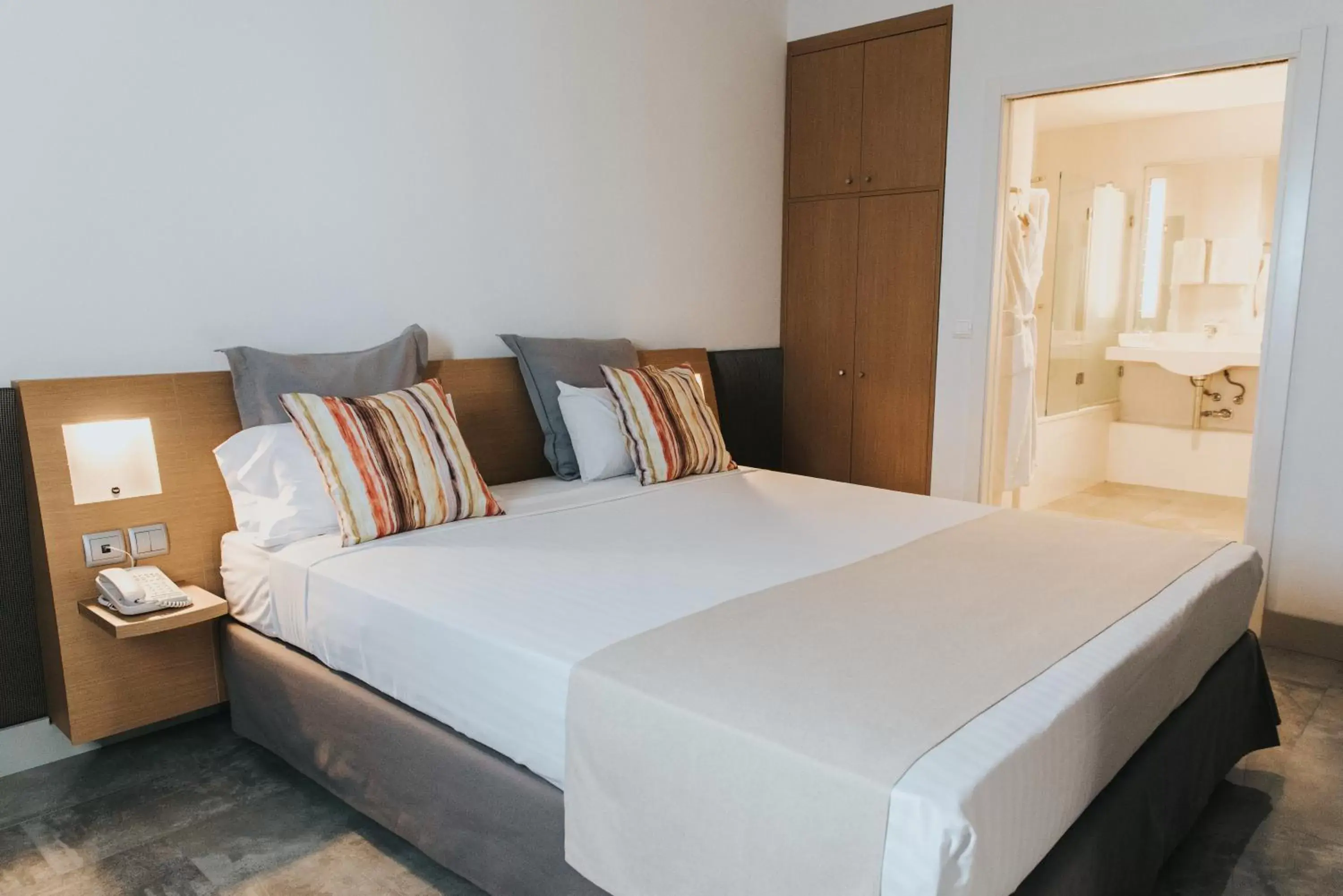 Photo of the whole room, Bed in Occidental Murcia Agalia