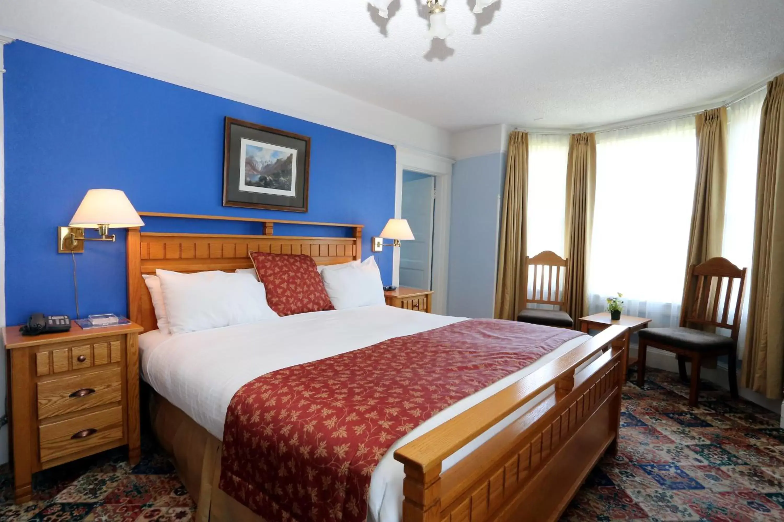 Classic King Room in James Bay Inn Hotel, Suites & Cottage