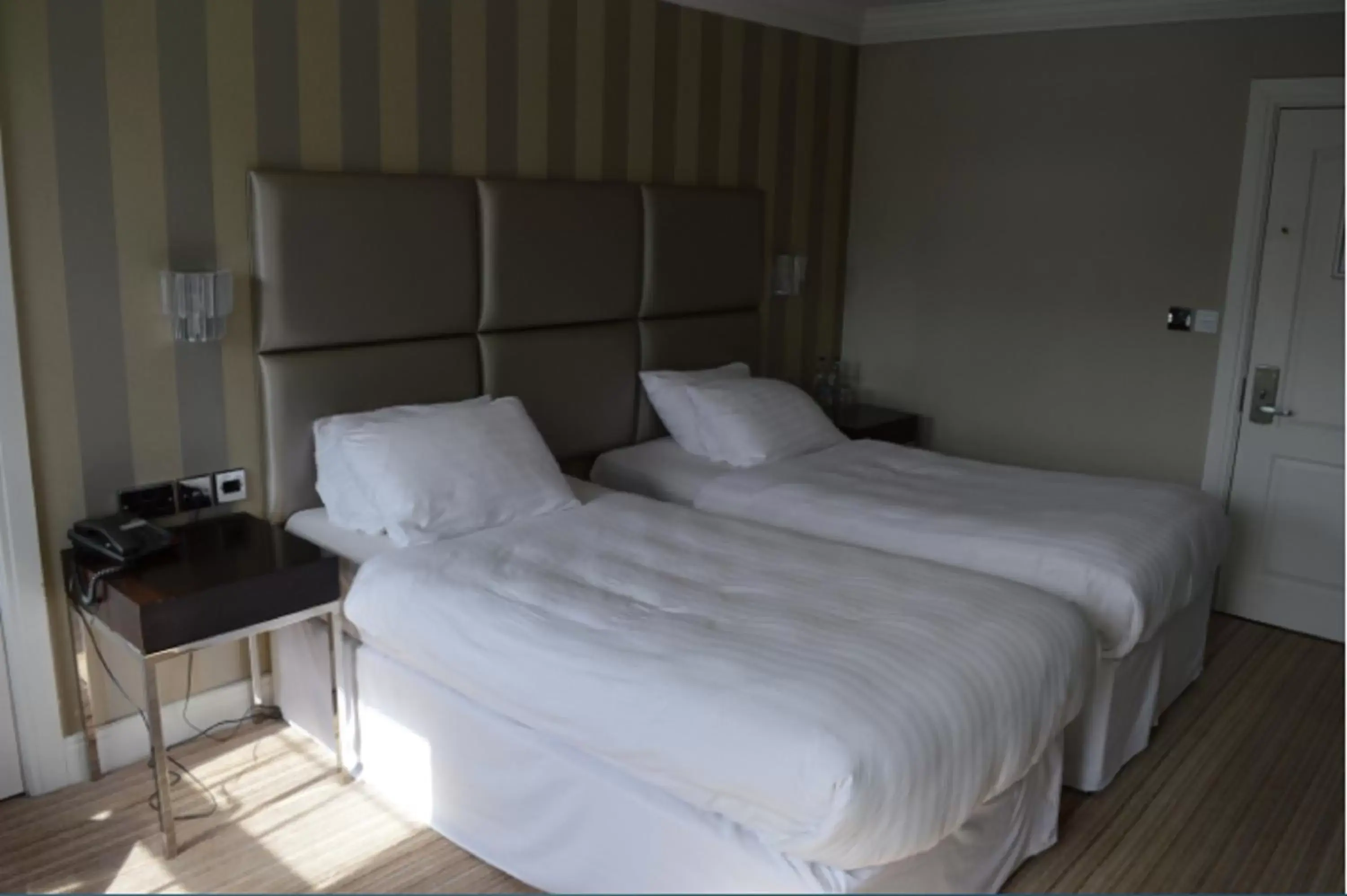 Bedroom, Bed in Cliff Hotel