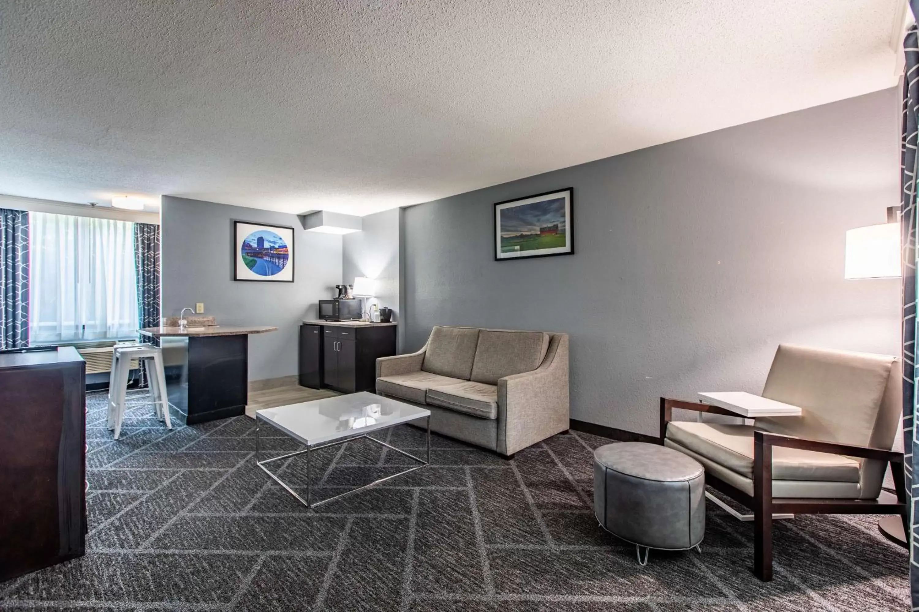 Photo of the whole room, Seating Area in Best Western Rochester Hotel Mayo Clinic Area/ St. Mary's