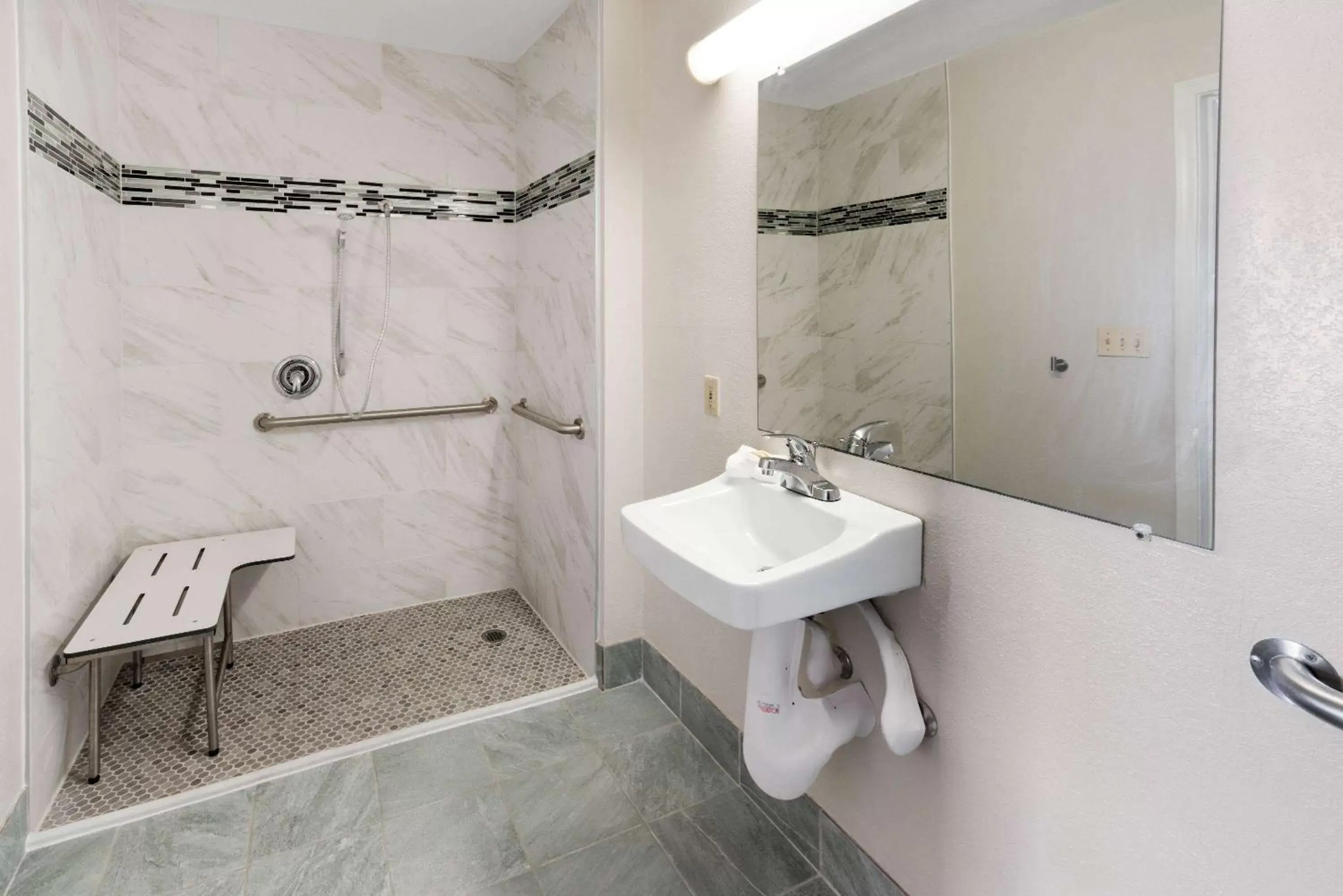 Shower, Bathroom in La Quinta Inn by Wyndham Phoenix Thomas Road