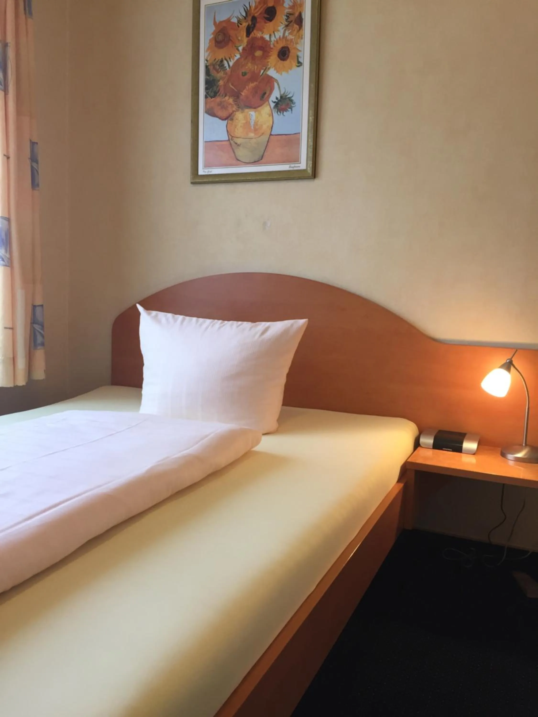 Bed in Stumbergers Hotel - free parking -