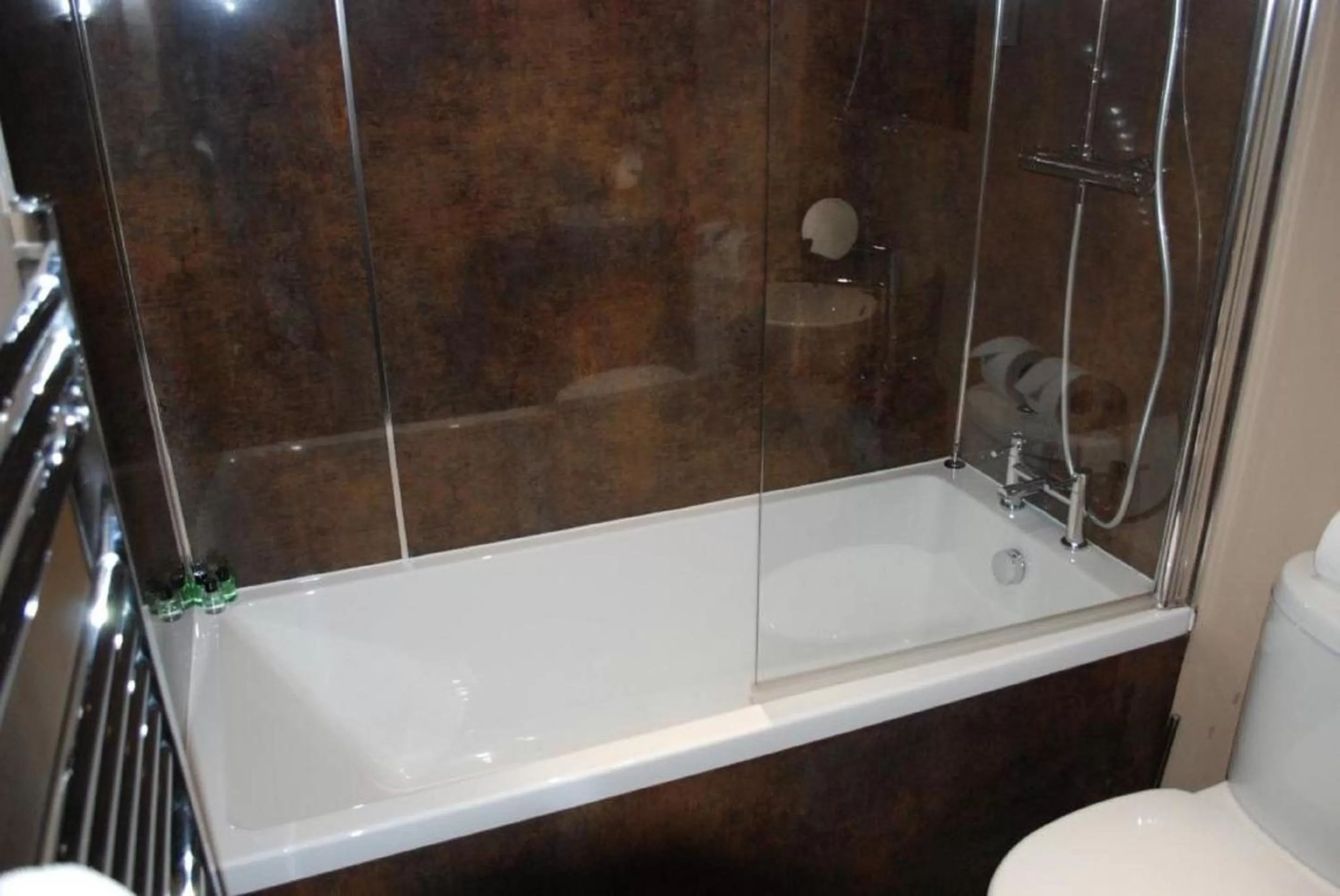 Bathroom in Great Western Hotel Aberdeen