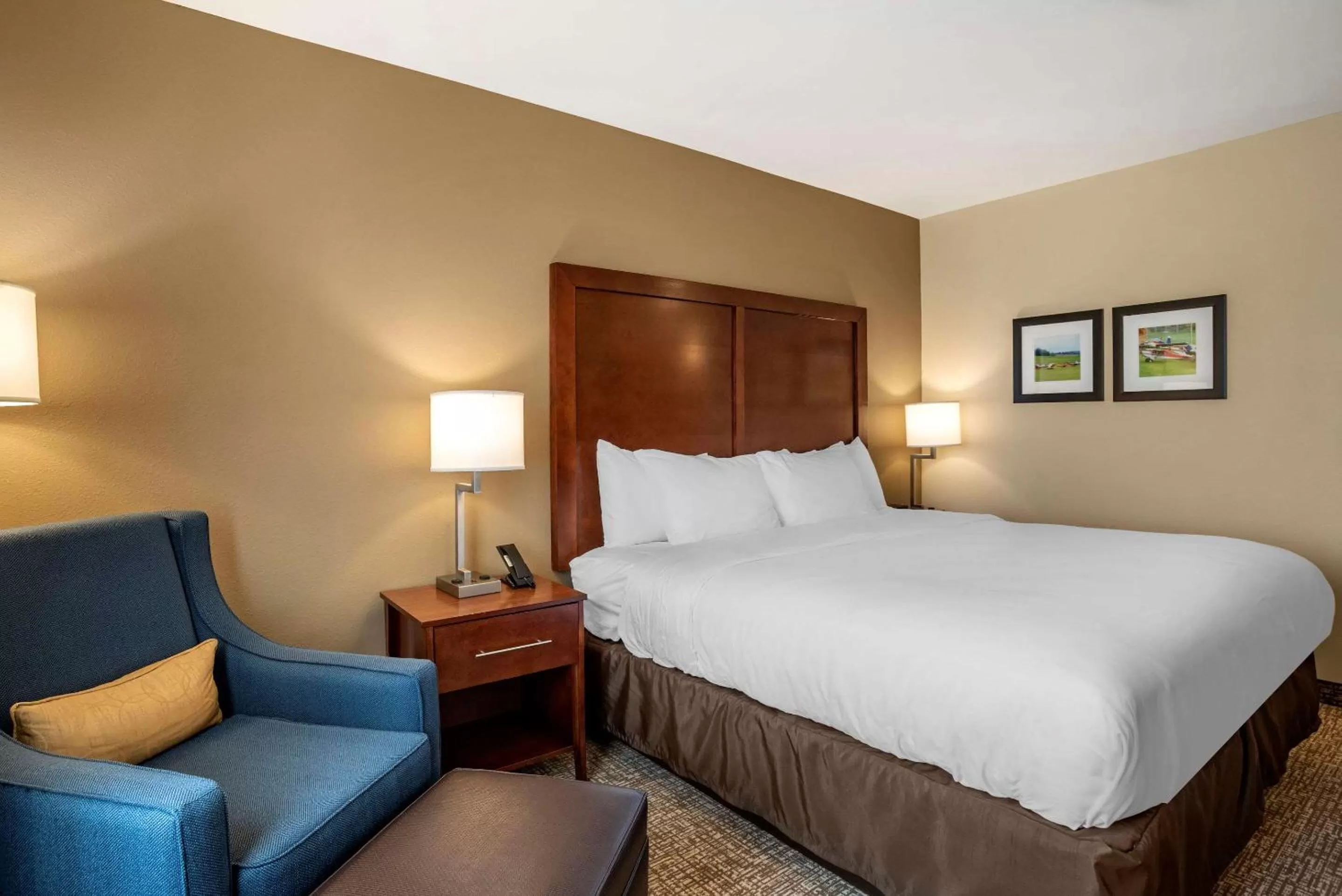 Photo of the whole room, Bed in Comfort Inn & Suites