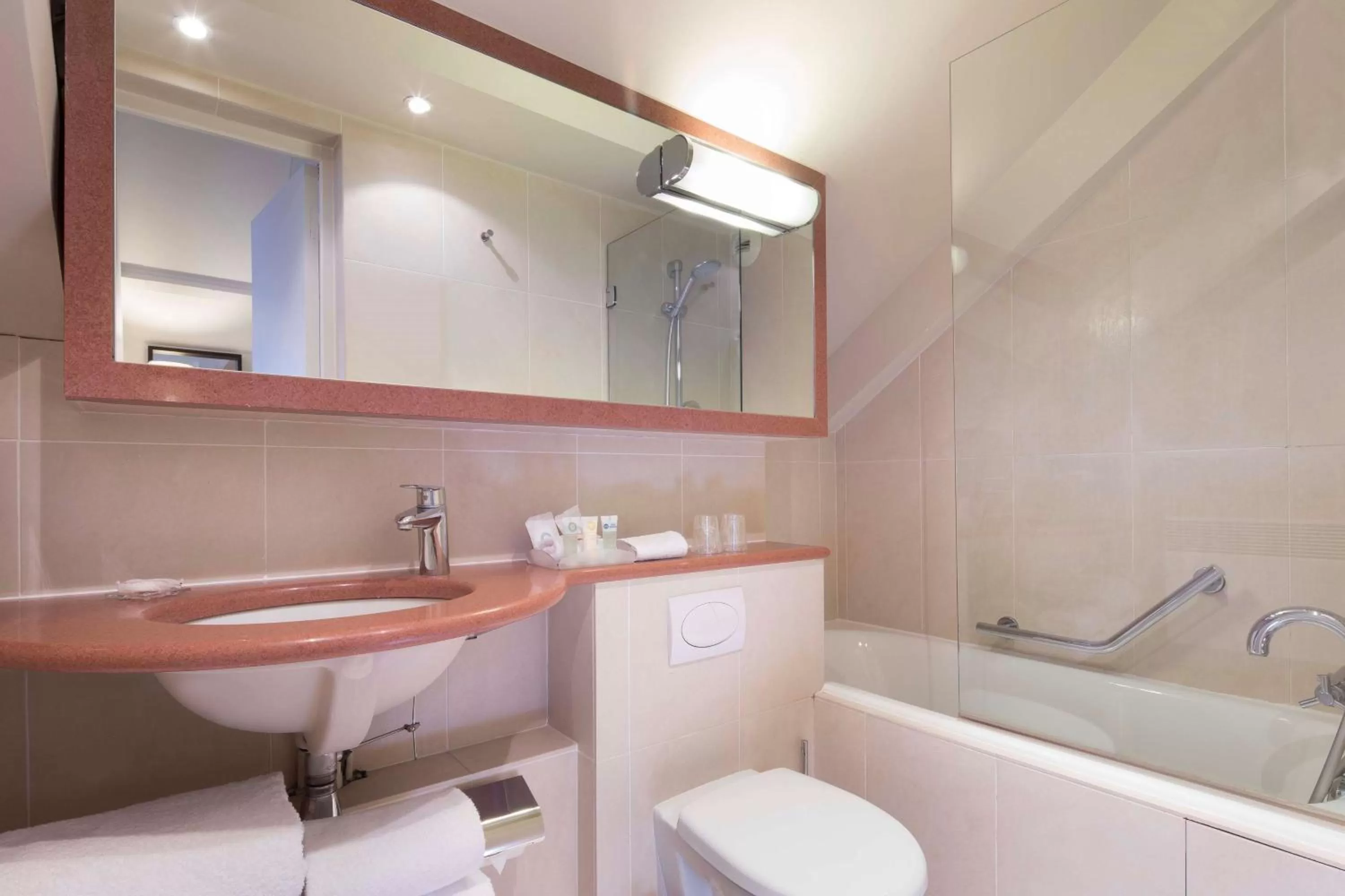 Bathroom in Hôtel Paris Louvre Opéra