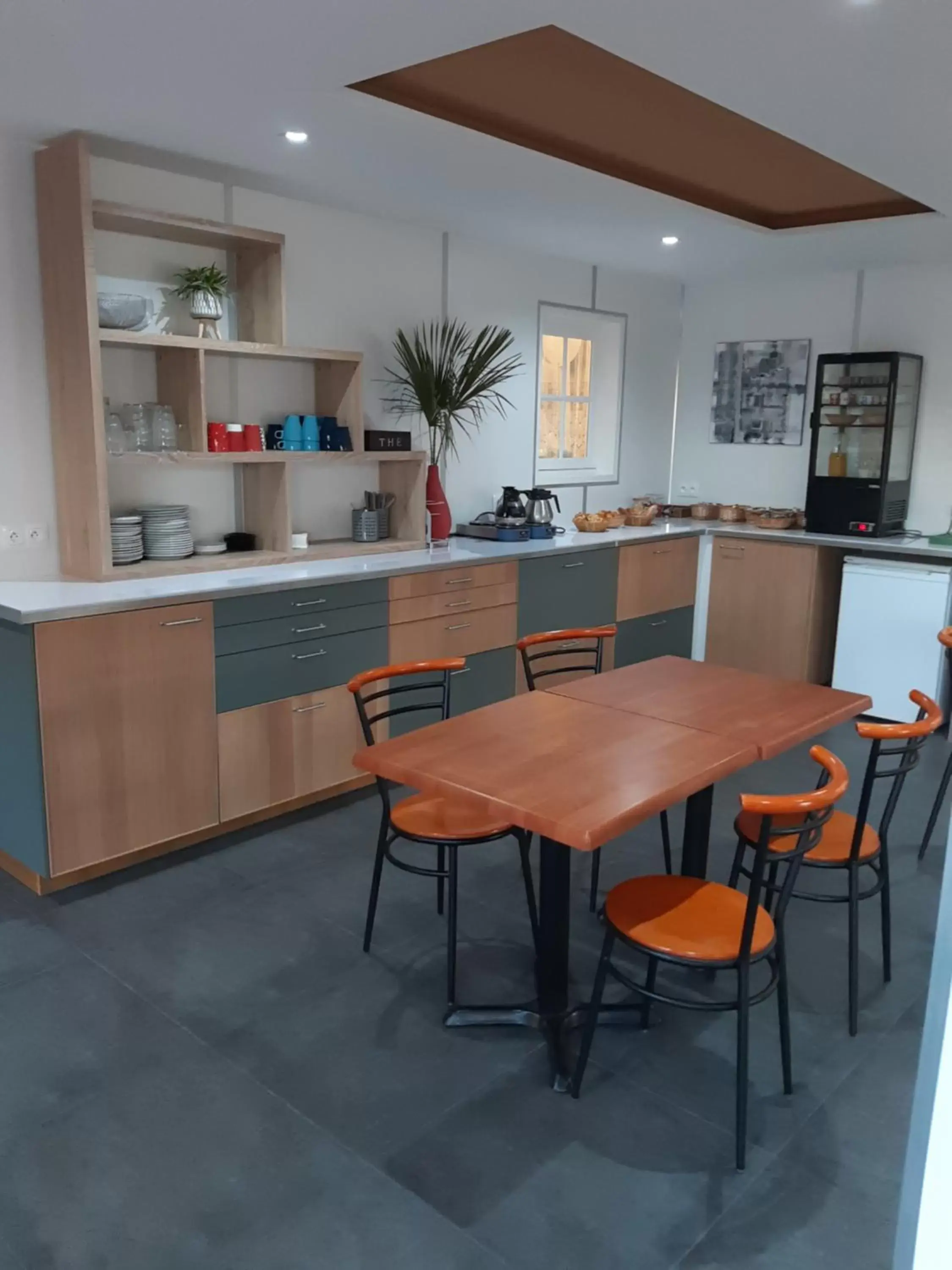 Dining area, Kitchen/Kitchenette in Fasthotel La Roche-sur-Yon