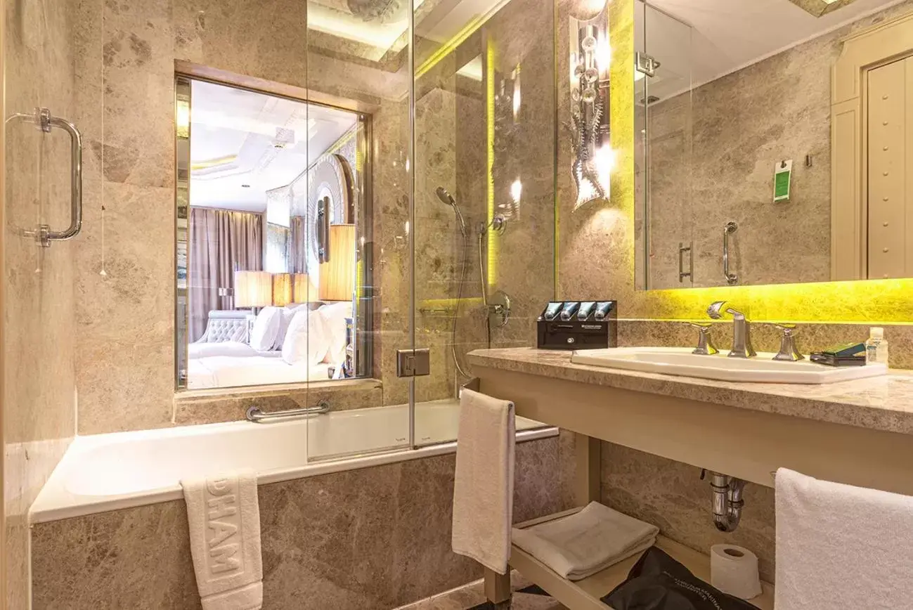 Shower, Bathroom in Wyndham Grand Istanbul Kalamış Marina Hotel
