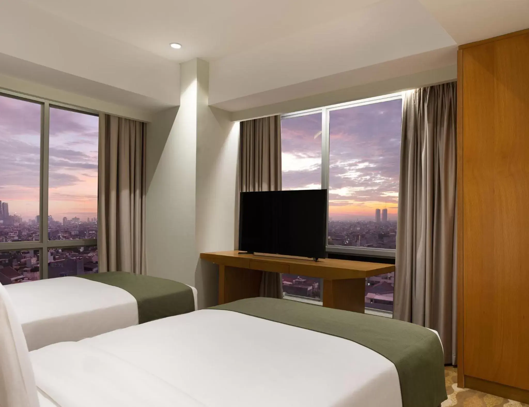 Bed in Holiday Inn & Suites Jakarta Gajah Mada, an IHG Hotel