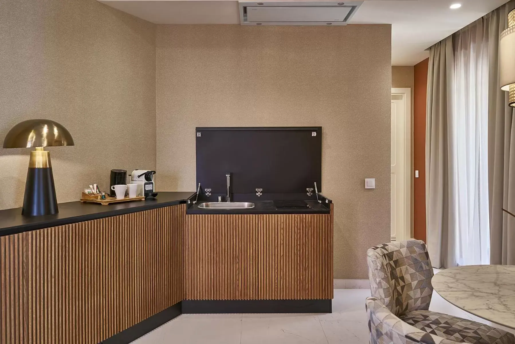 Coffee/tea facilities, TV/Entertainment Center in Vincci Molviedro Suites Apartments