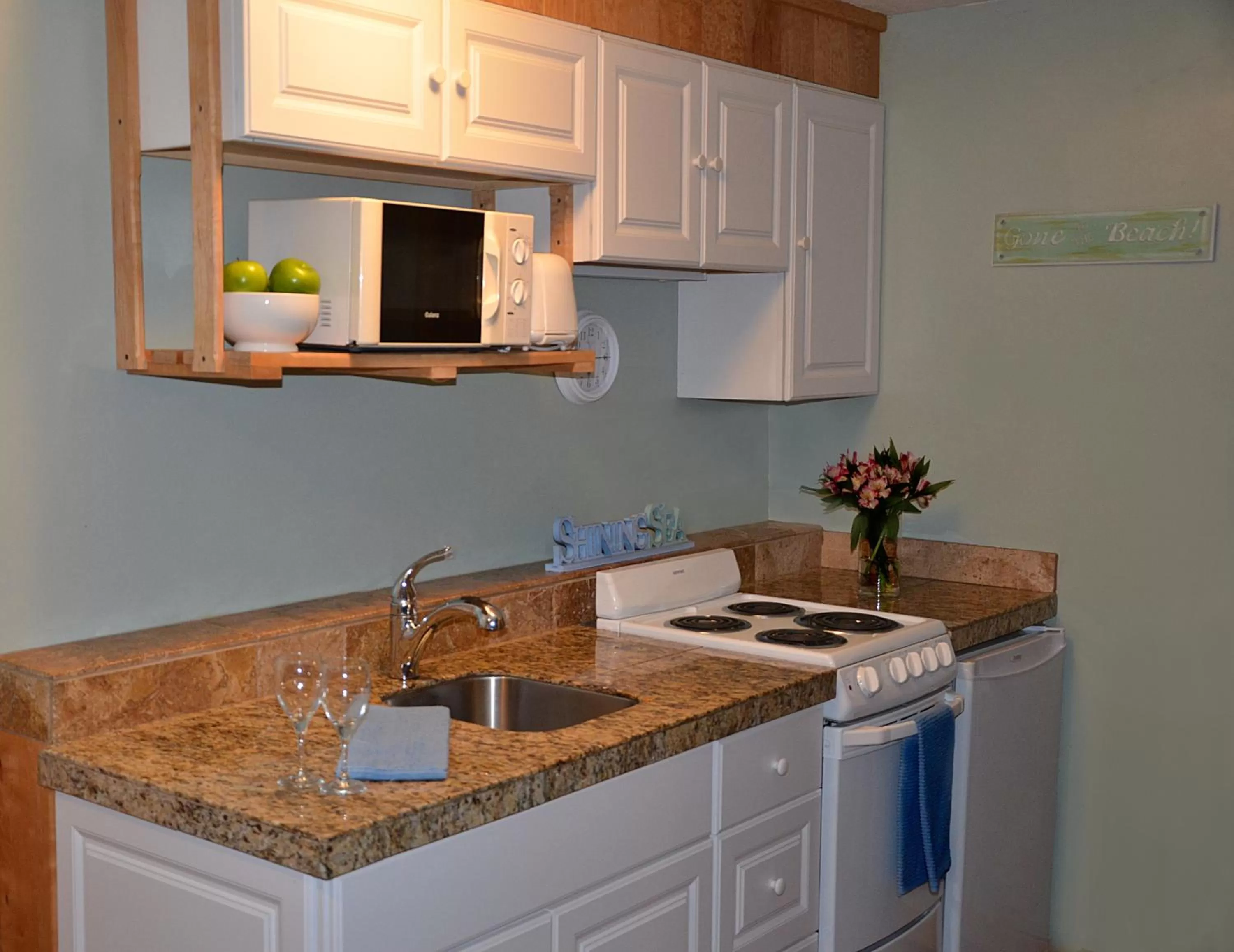 Kitchen or kitchenette, Kitchen/Kitchenette in Agate Beach Motel