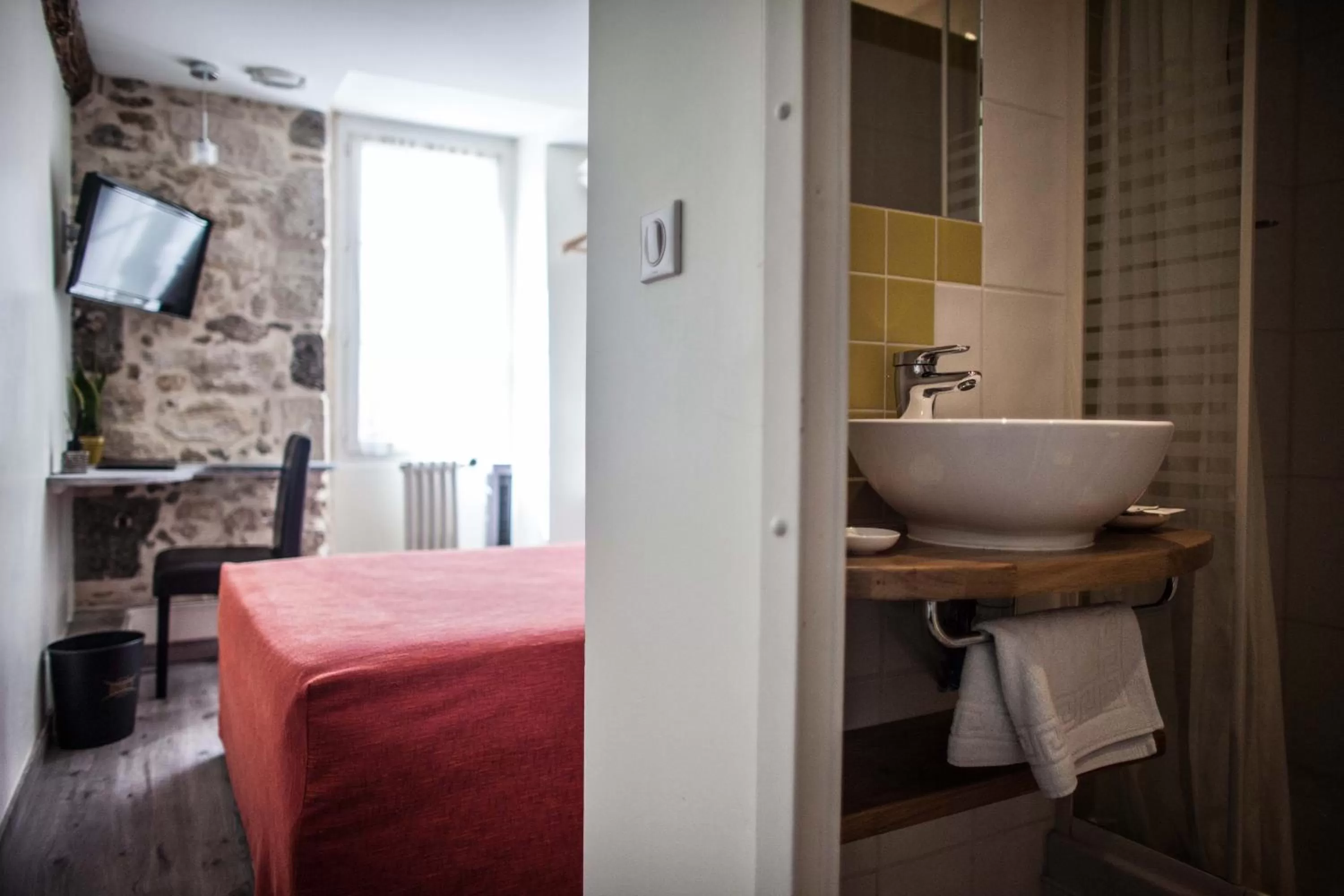 Photo of the whole room, Bed in Hôtel Henri IV