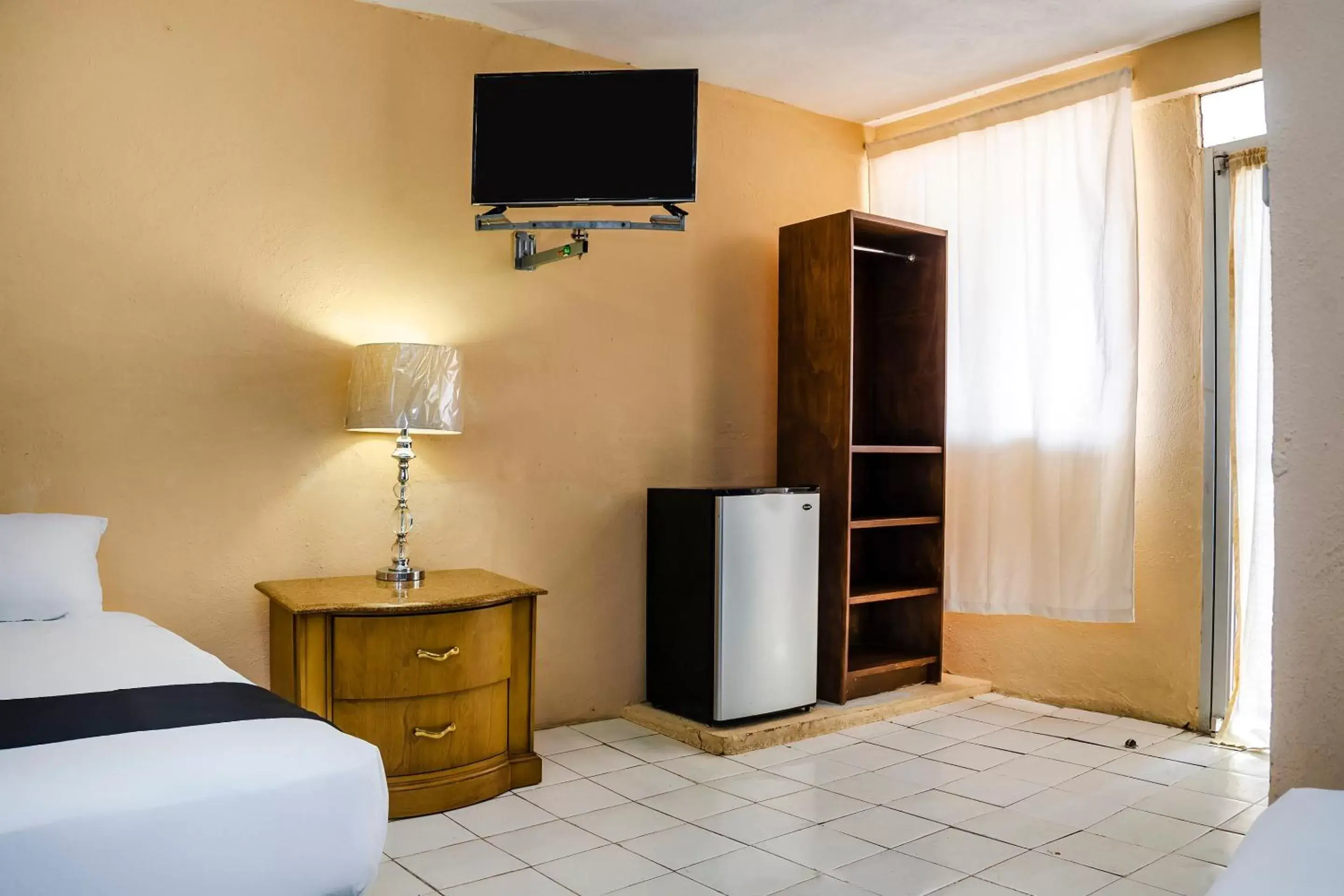 Bedroom, TV/Entertainment Center in Capital O Hotel Dos Mares, Cabo San Lucas