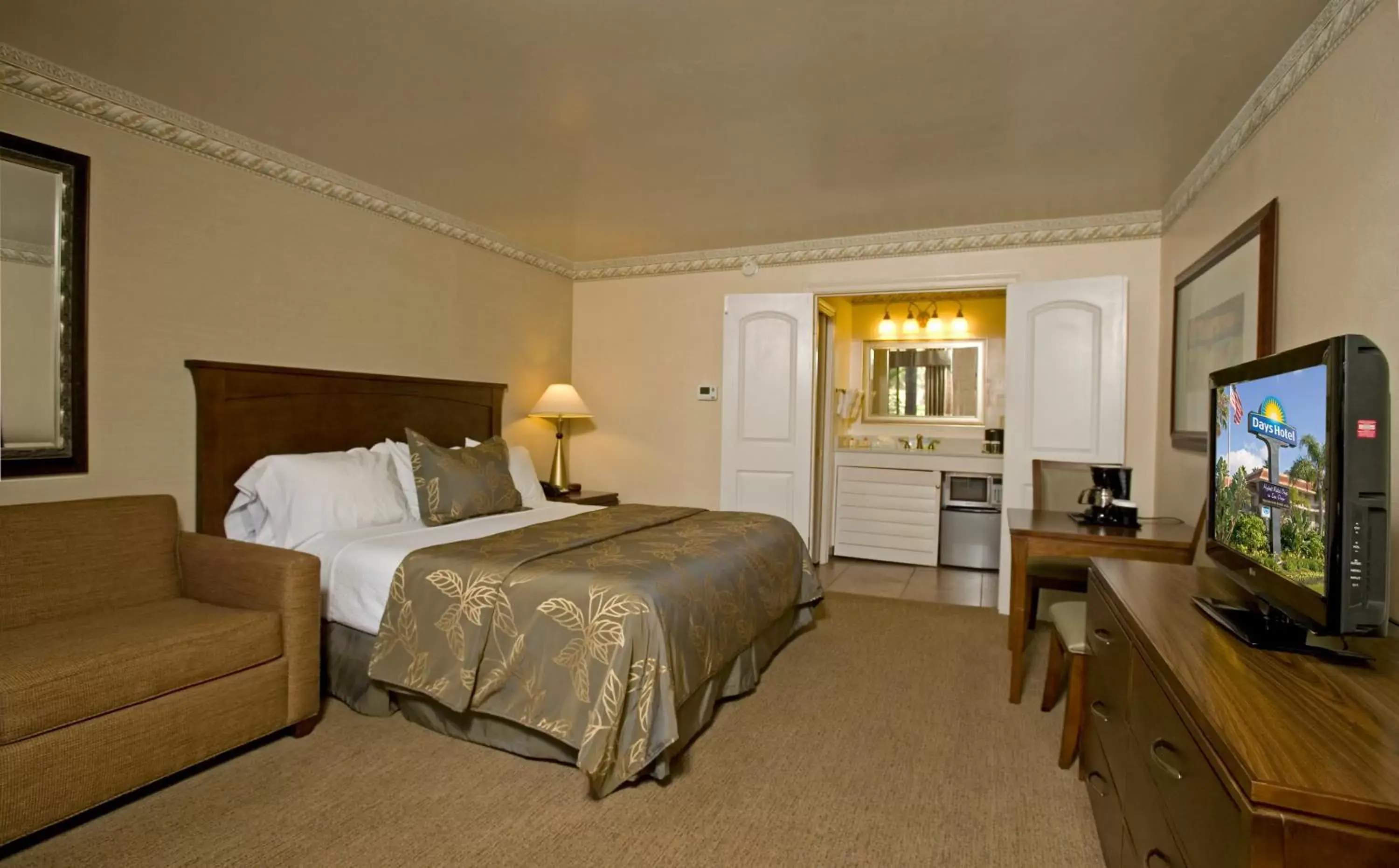 Bed in Days Inn by Wyndham San Diego Hotel Circle