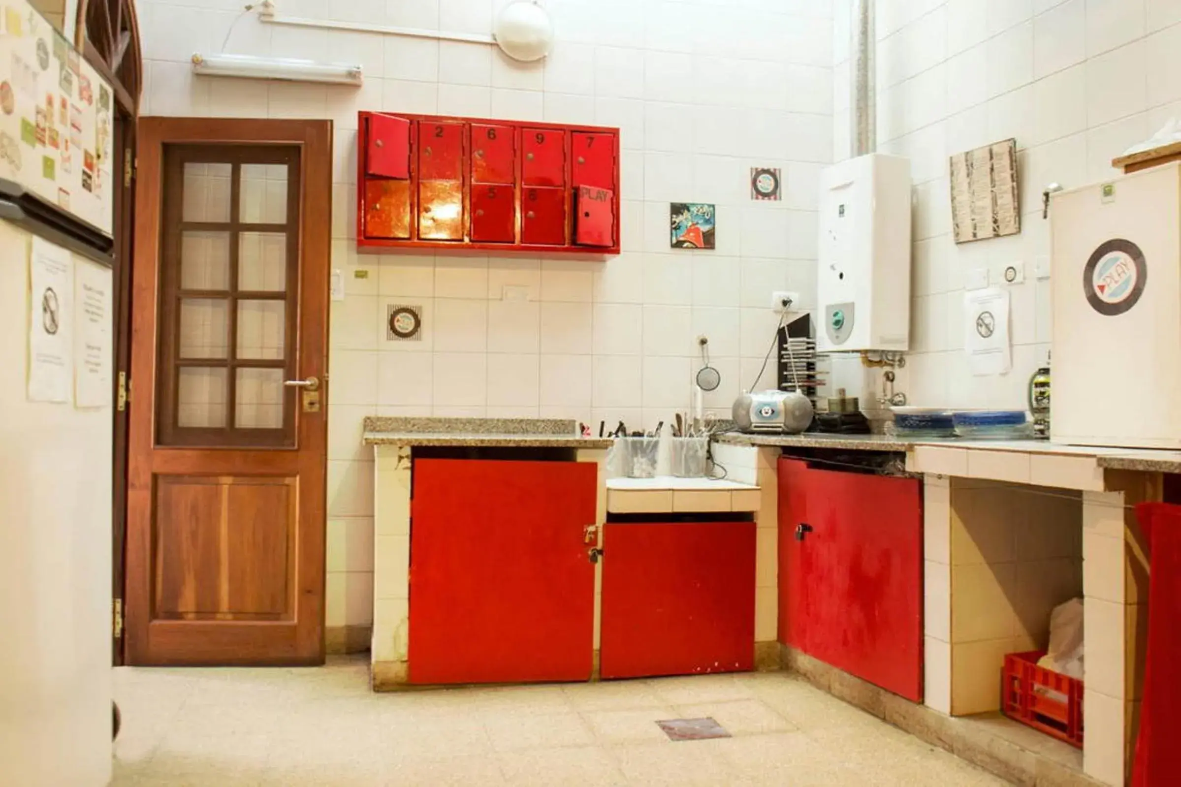 Communal kitchen, Kitchen/Kitchenette in Play Hostel Soho