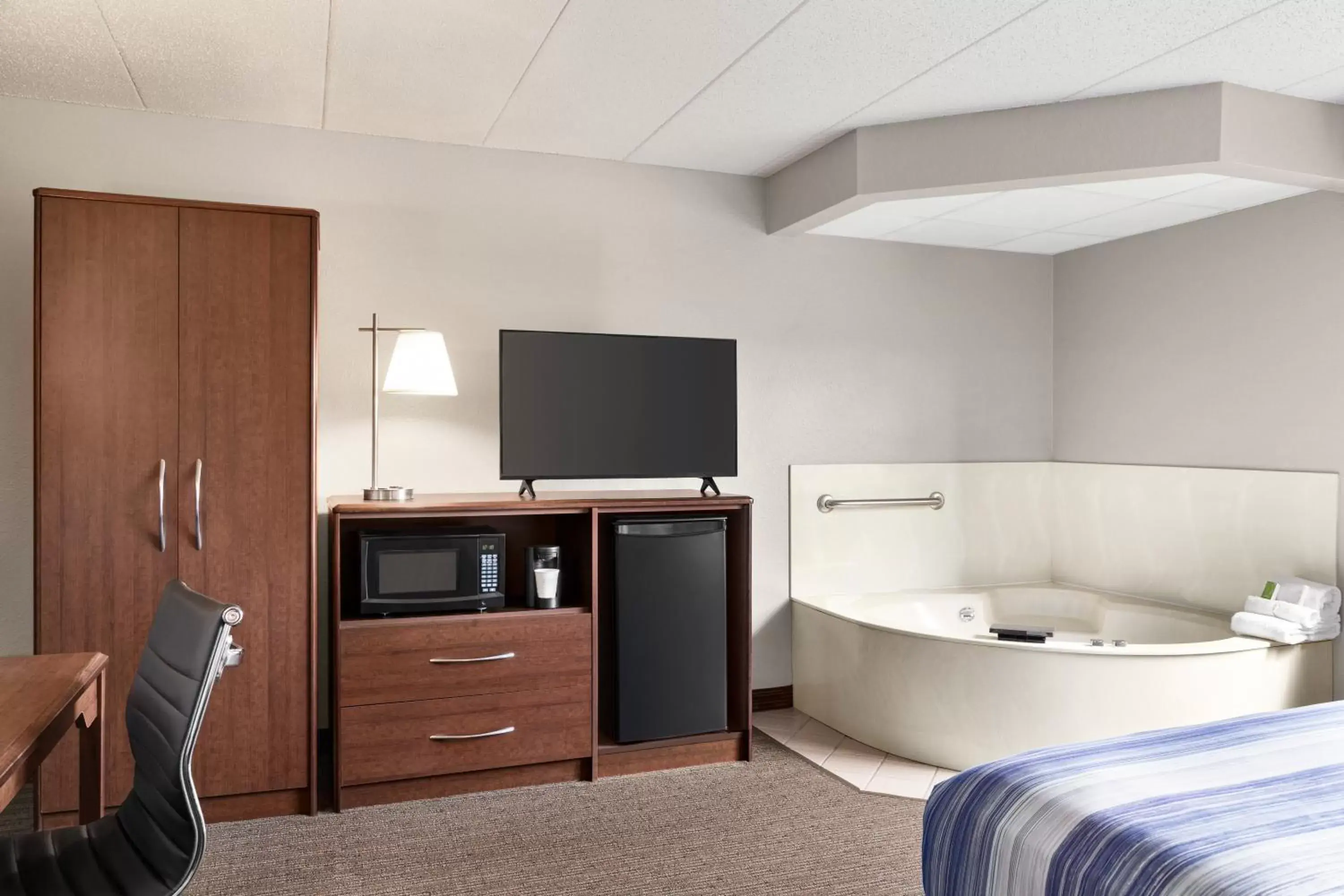 Deluxe King Studio Suite - Non-Smoking in AmericInn by Wyndham Sauk Centre