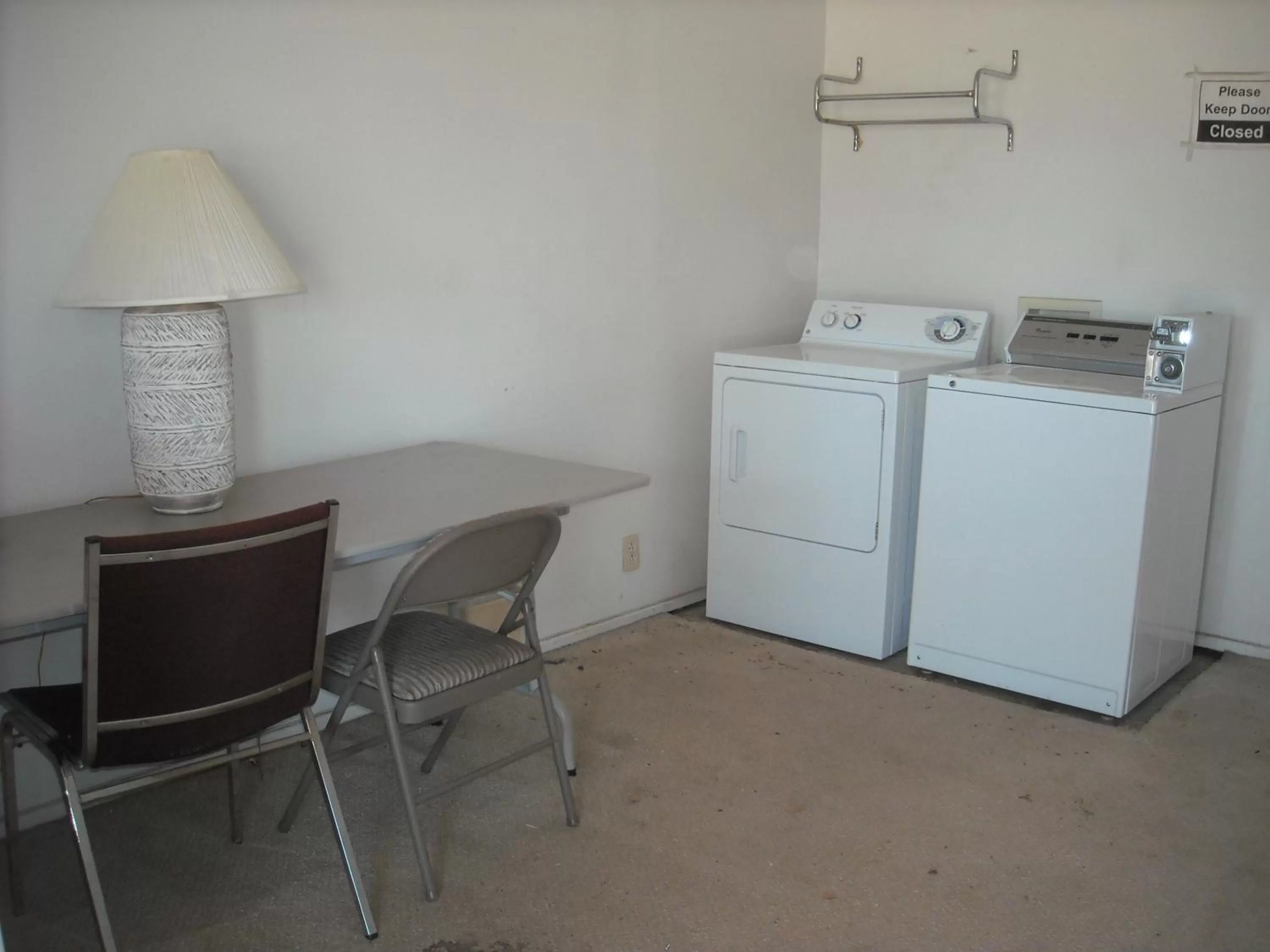 Kitchen/Kitchenette in Stagecoach 66 Motel