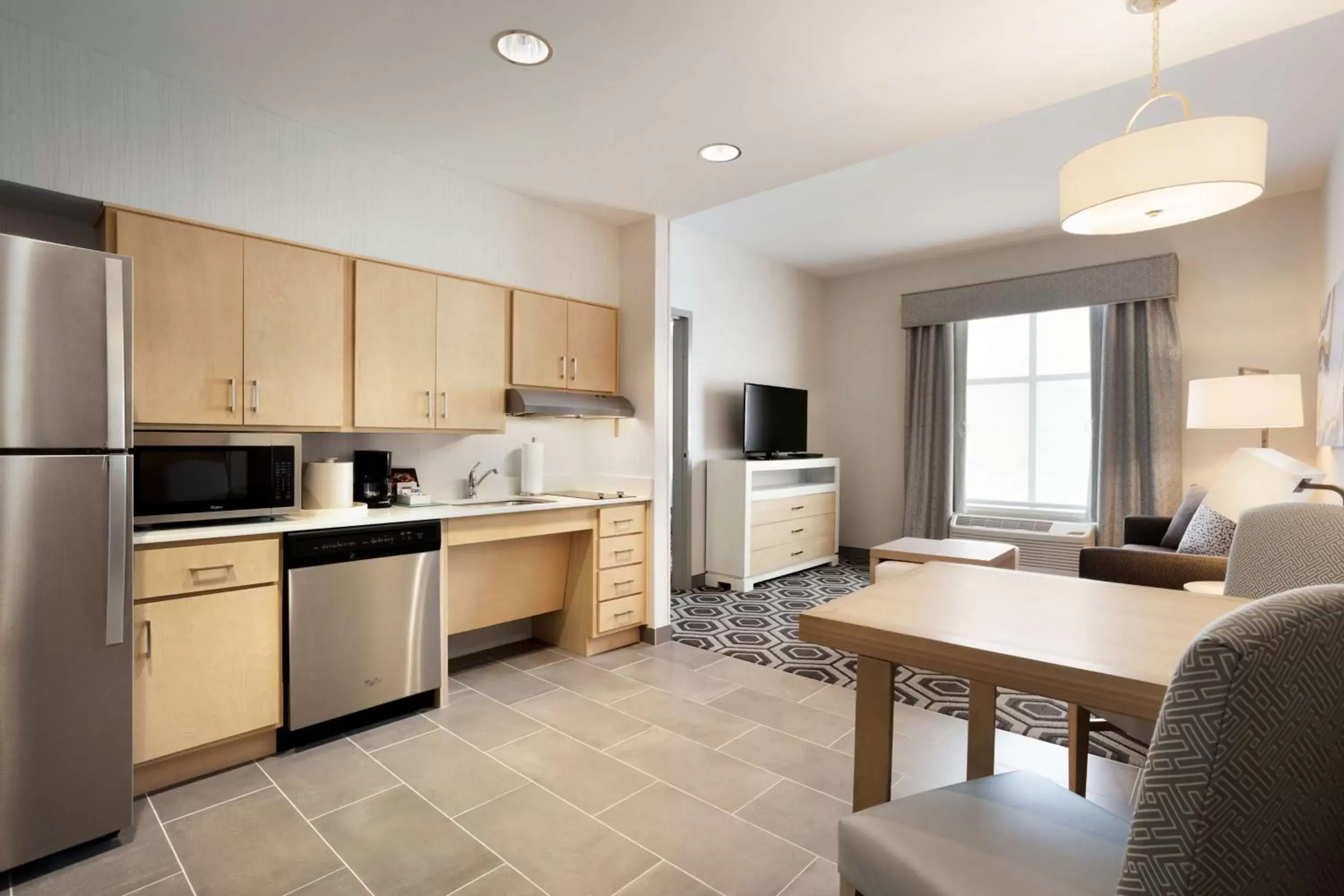 Living room, Kitchen/Kitchenette in Homewood Suites By Hilton SLC/Draper