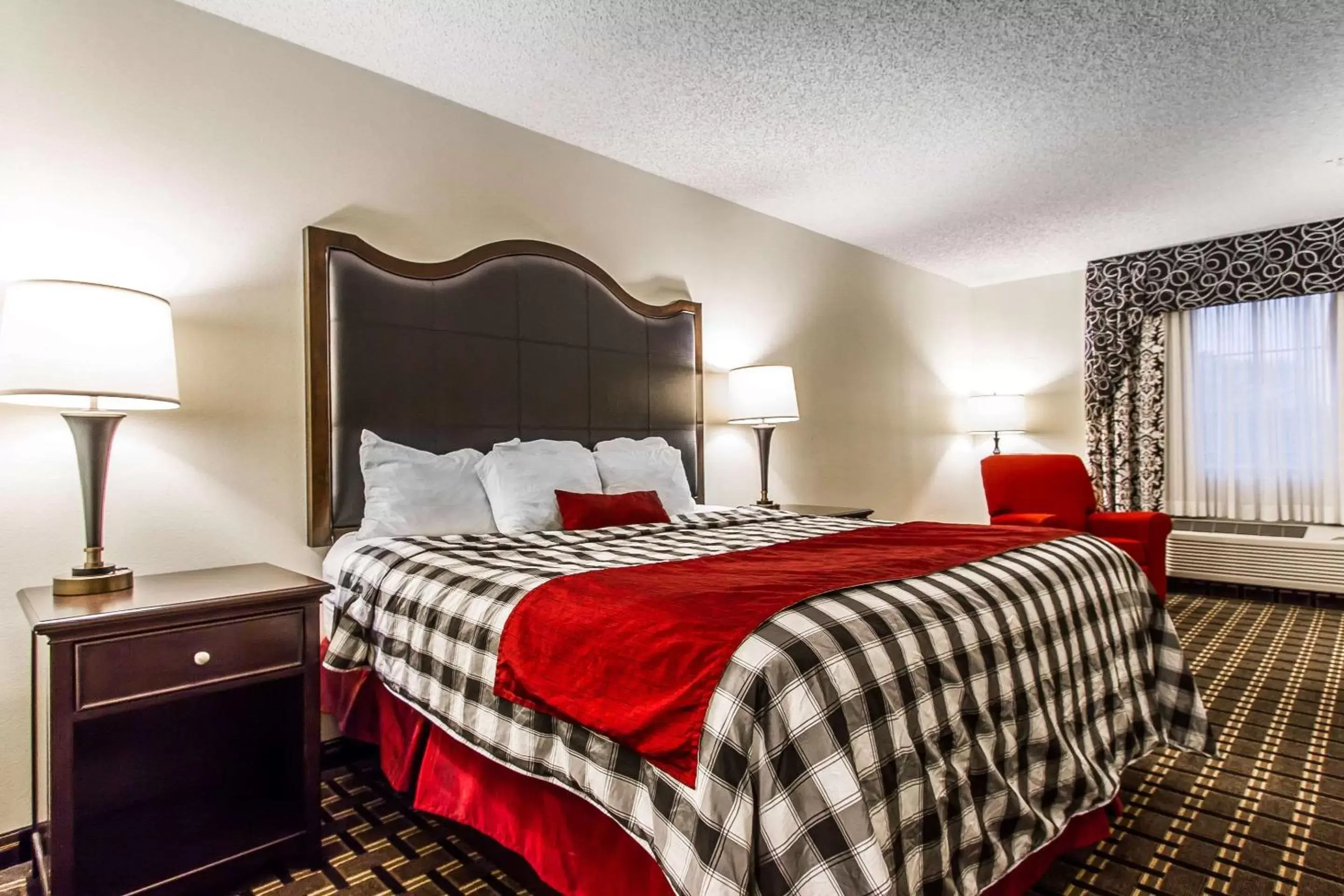 Photo of the whole room, Bed in Evangeline Downs Hotel, Ascend Hotel Collection