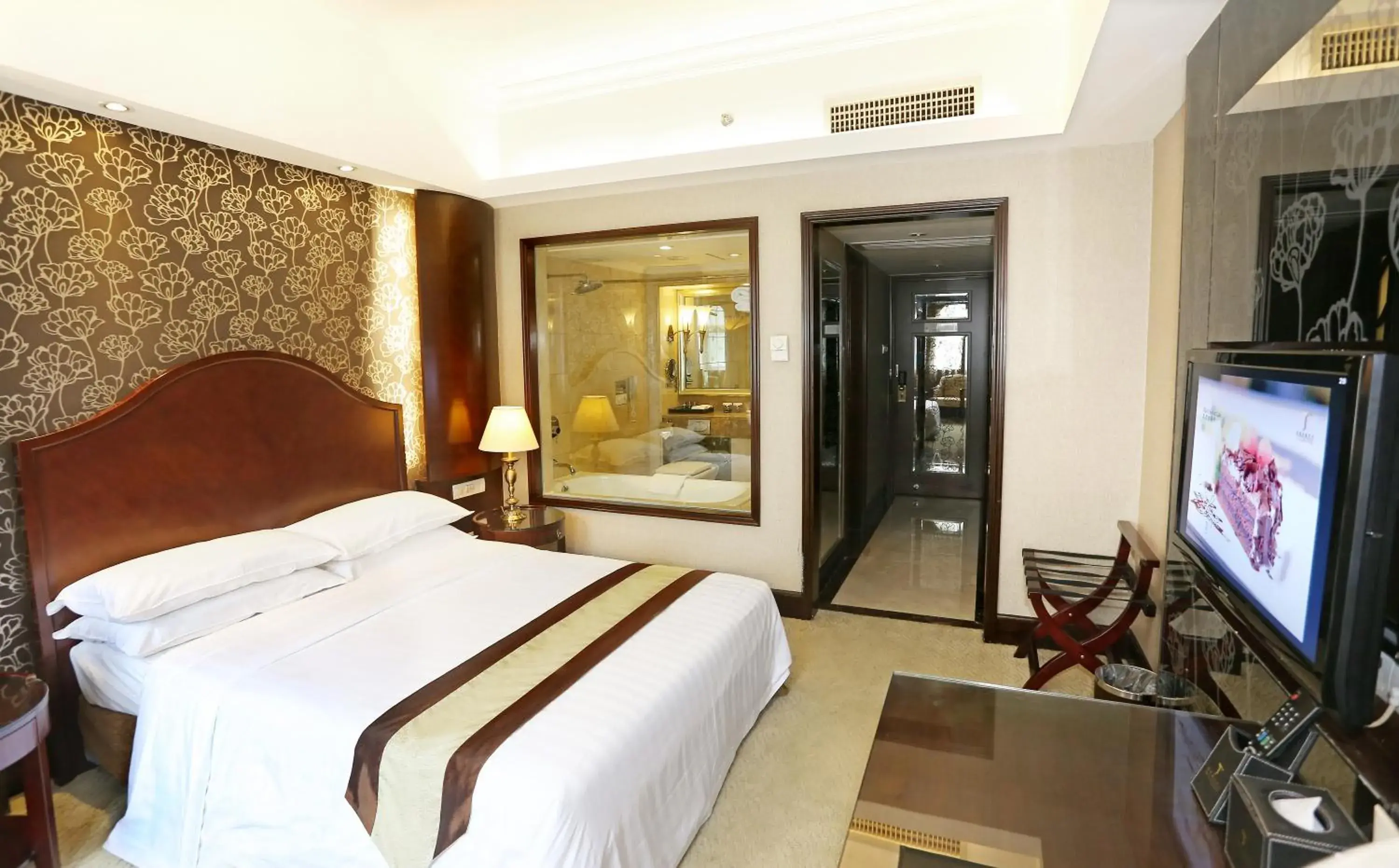 Bed, TV/Entertainment Center in Grand Palace Hotel（Grand Hotel Management Group）