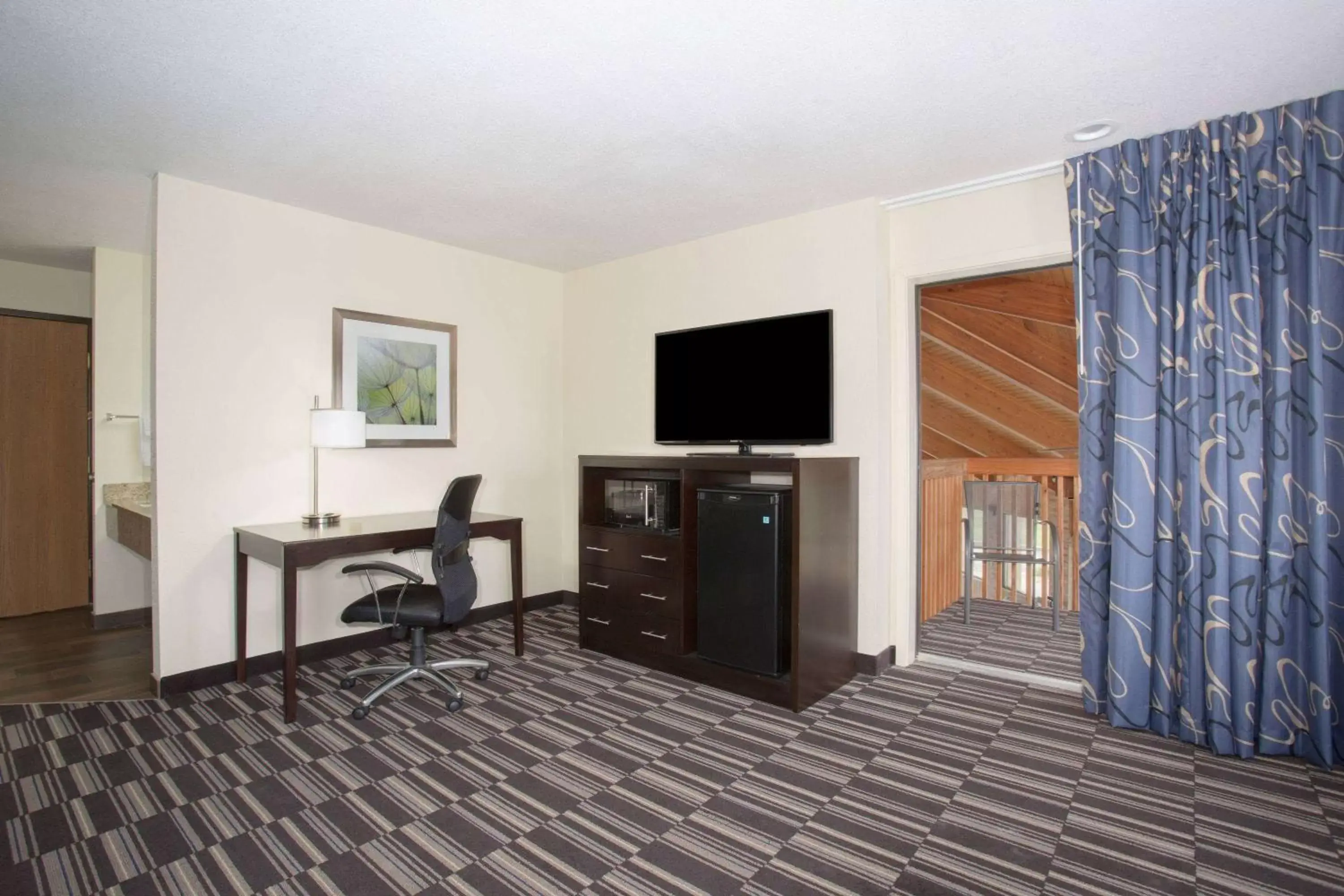 Photo of the whole room, TV/Entertainment Center in AmericInn by Wyndham Mount Pleasant