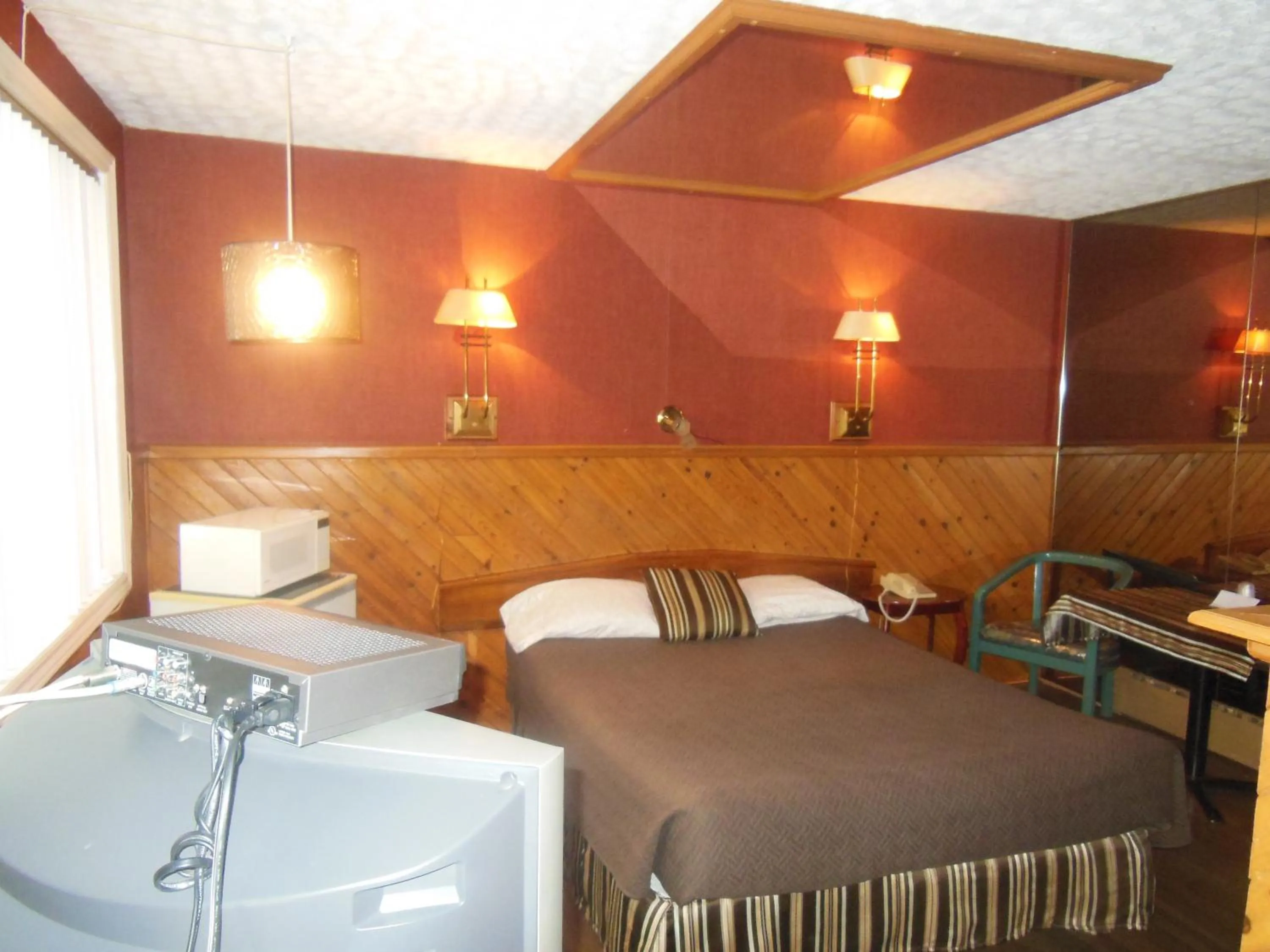 Day, Bed in Motel Le Paysan