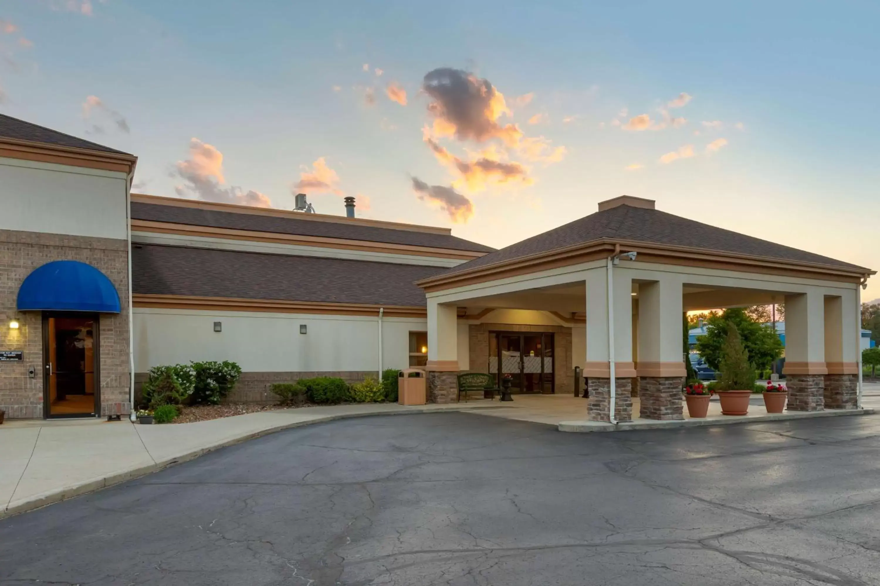 Property building in Best Western Davison Inn Property building in Best Western Davison Inn
