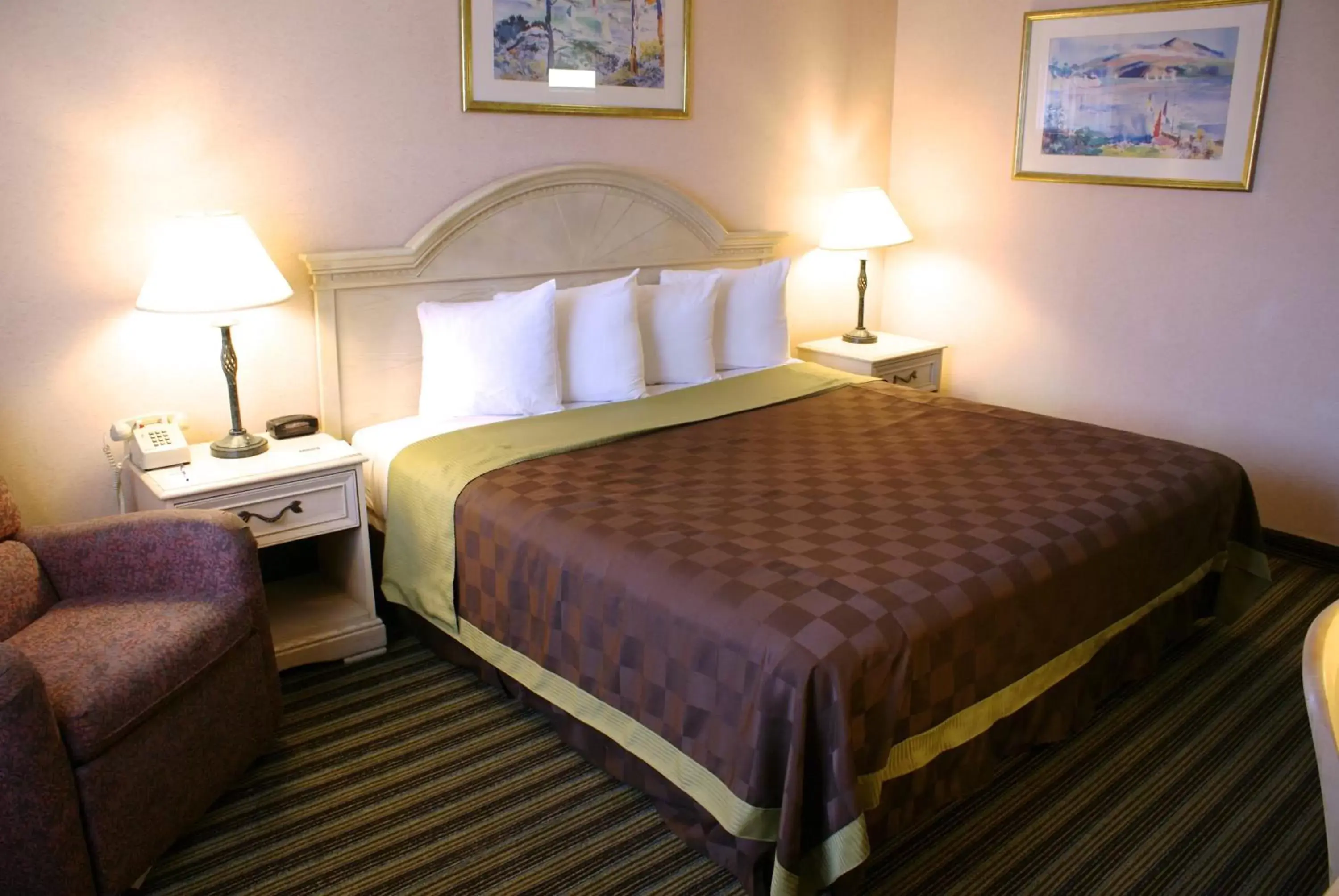 Queen Room - Disability Access/Non-Smoking in Travelodge by Wyndham San Francisco Airport North