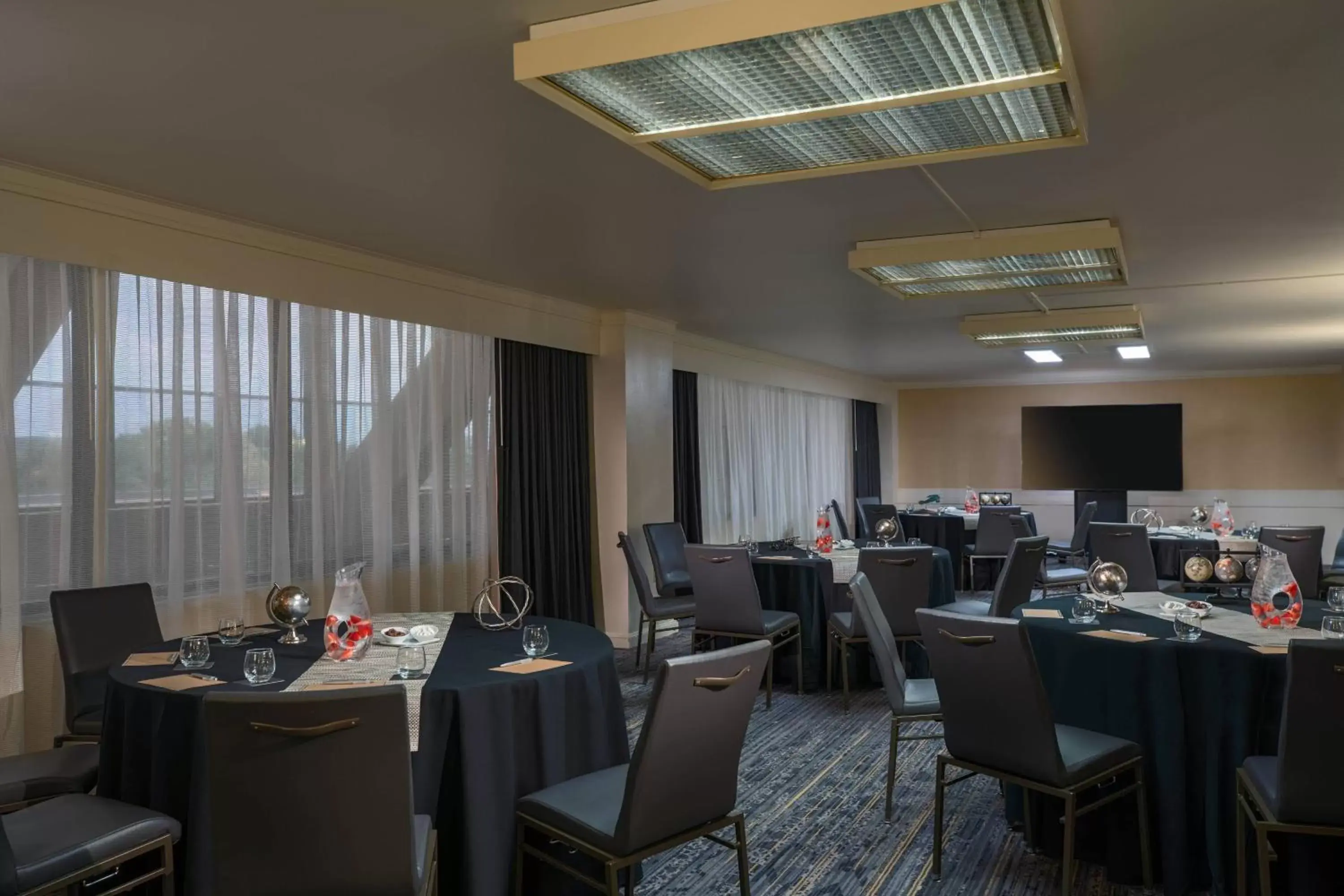 Meeting/conference room, Restaurant/Places to Eat in Renaissance Dallas Addison