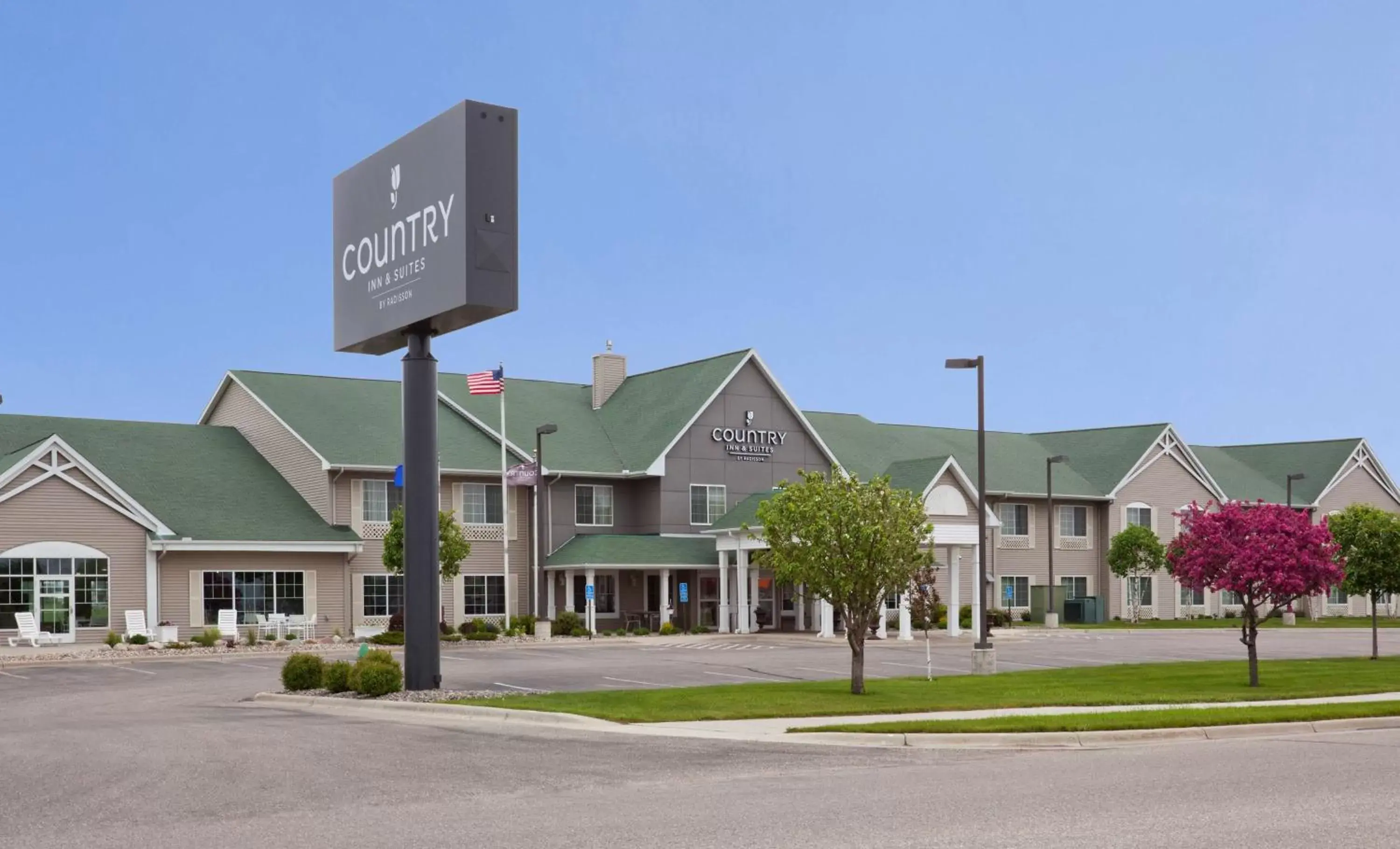 Property Building in Country Inn & Suites by Radisson, Willmar, MN
