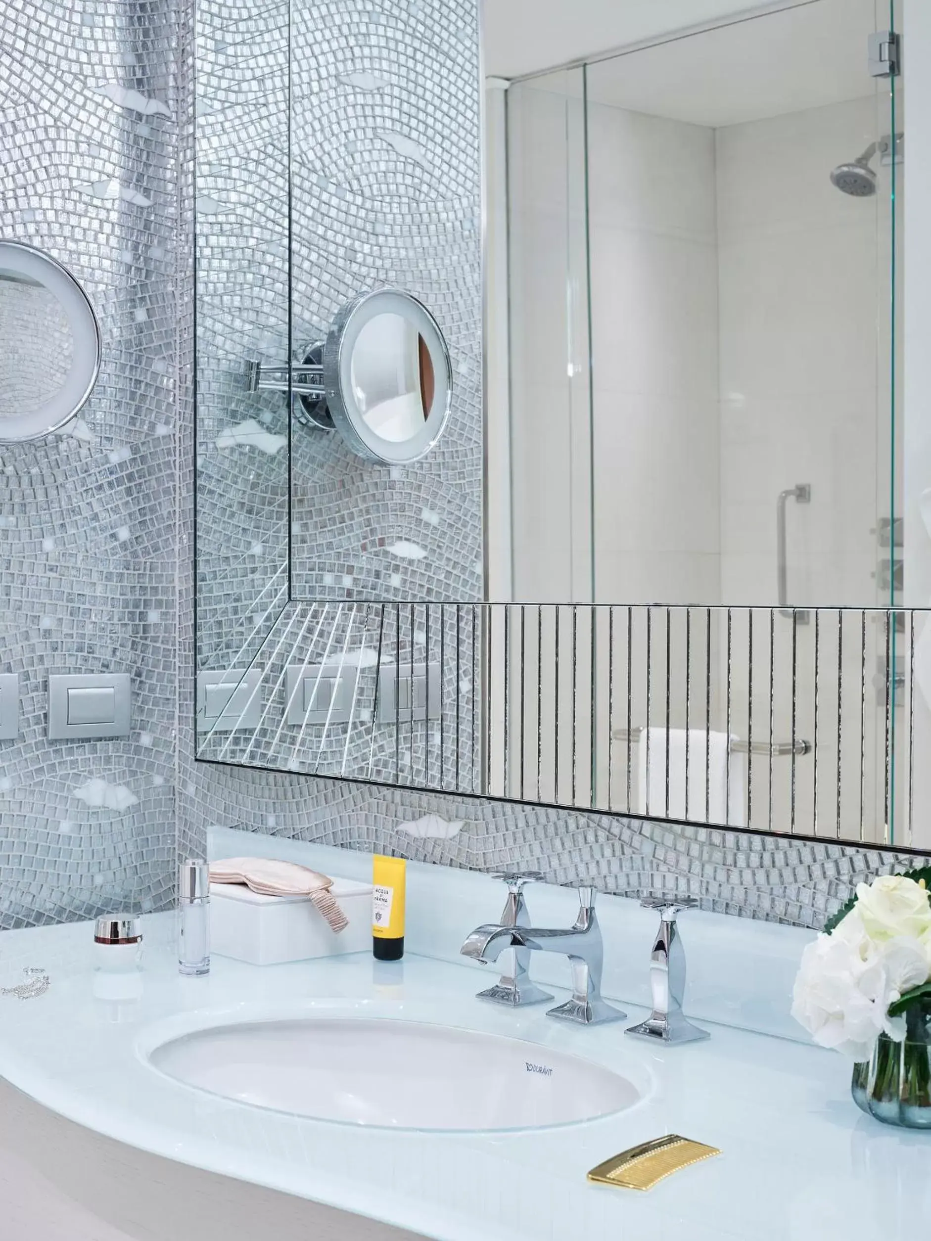 Bathroom in Hotel Principe Di Savoia - Dorchester Collection