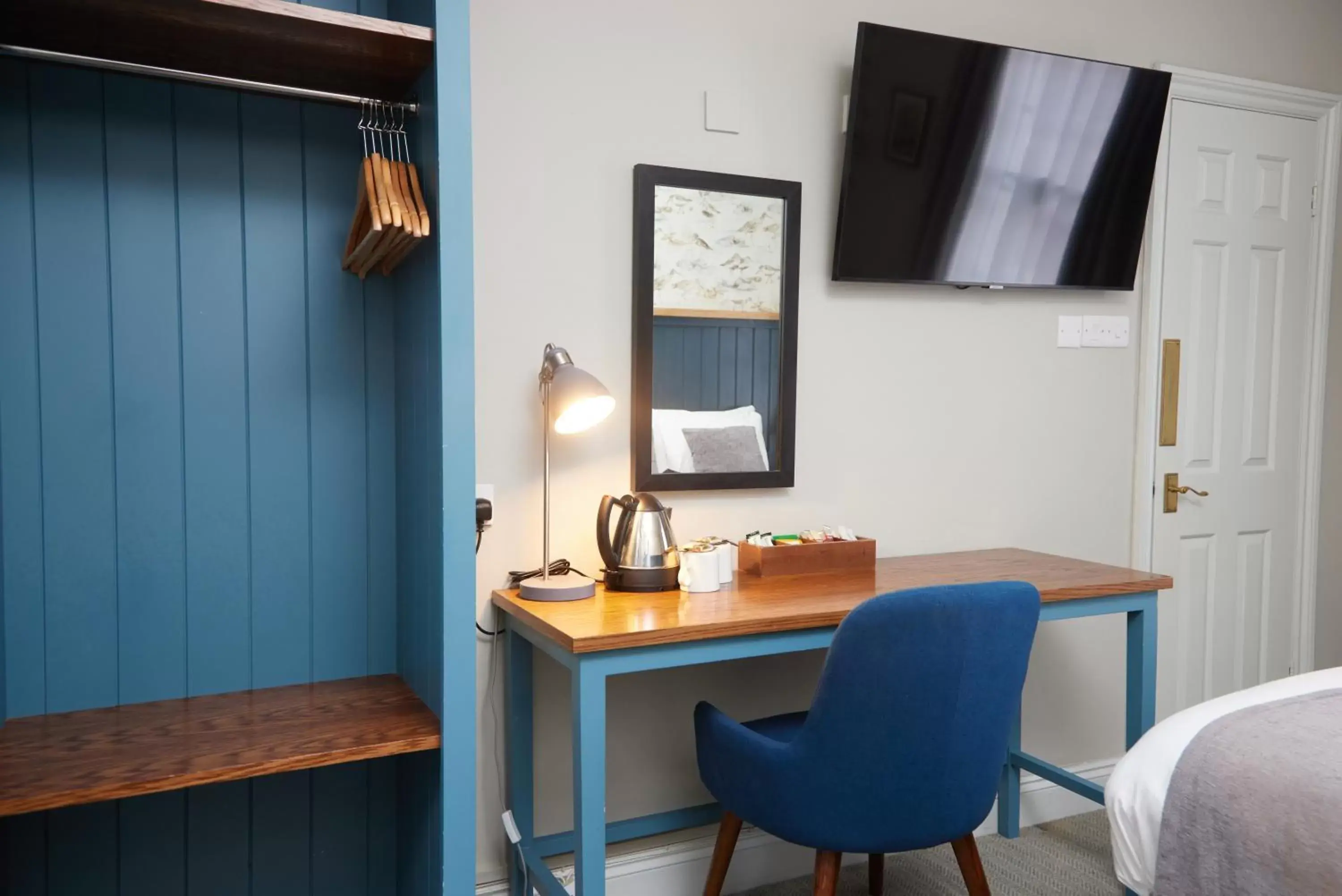 Bedroom, TV/Entertainment Center in The Bell Hotel Woburn By Greene King Inns